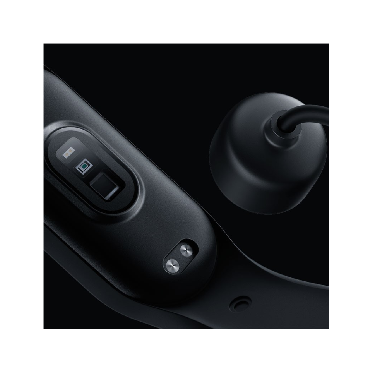 Czarny tracker fitness z ładowarką. Tracker na ciemnym tle.