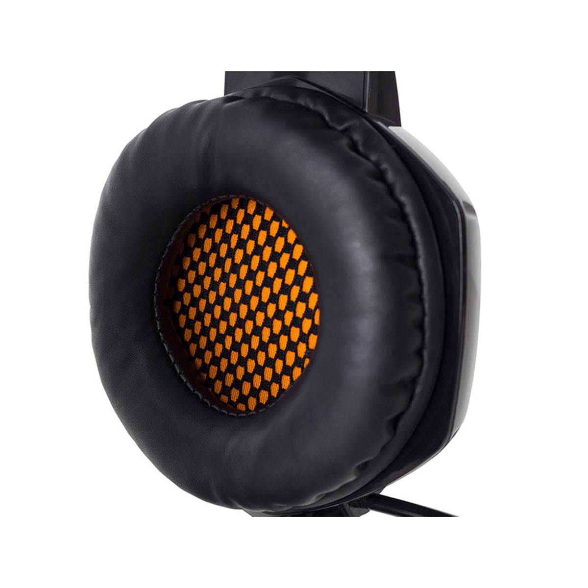 Un auricular gaming negro con malla naranja dentro de las copas. El fondo es blanco.
