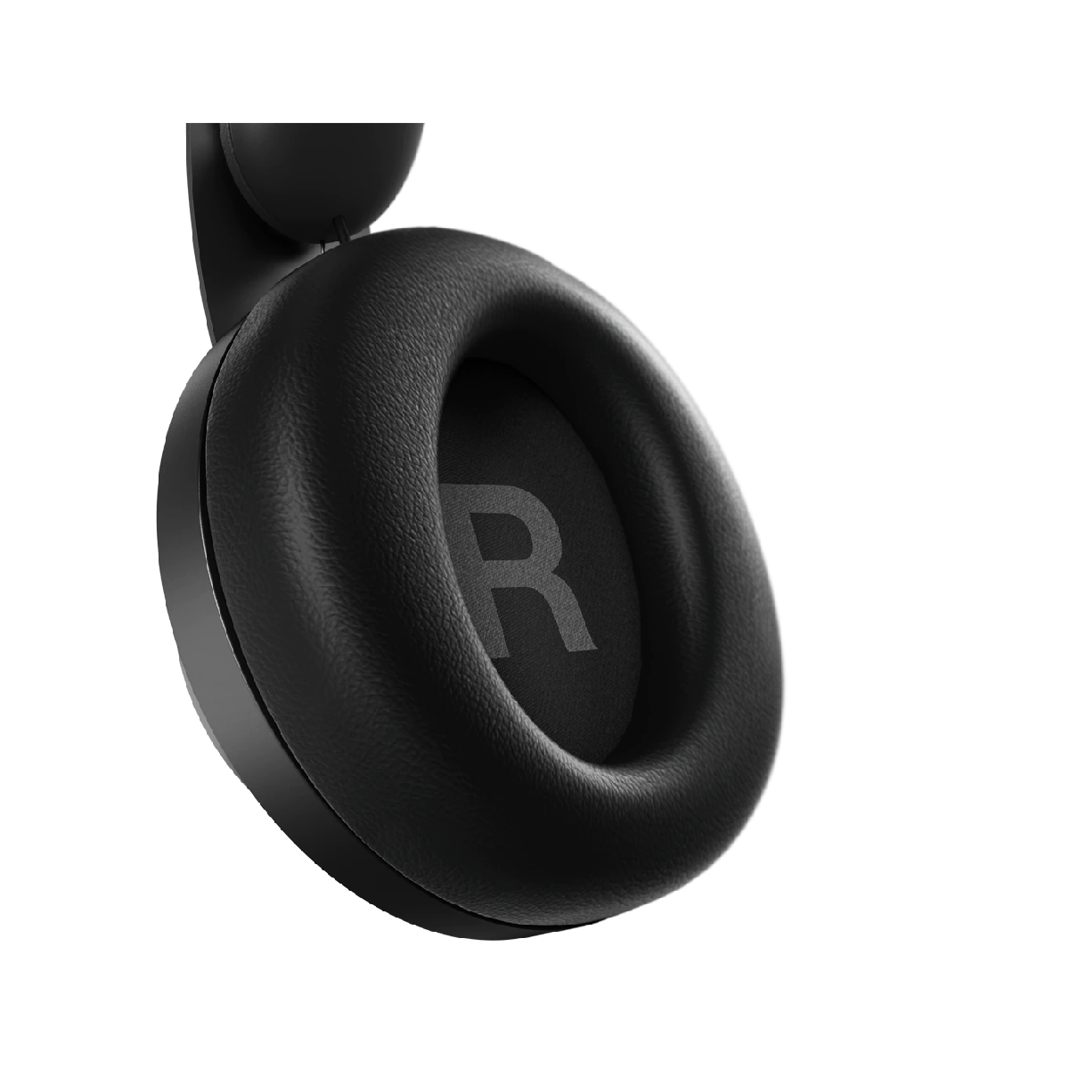 Zbliżenie czarnej muszli słuchawki z widoczną literą "R".