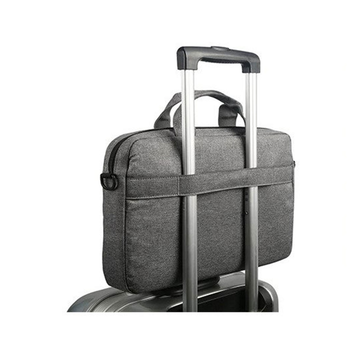 Eine graue Laptoptasche auf einem Koffer mit Griff. Weißer Hintergrund.