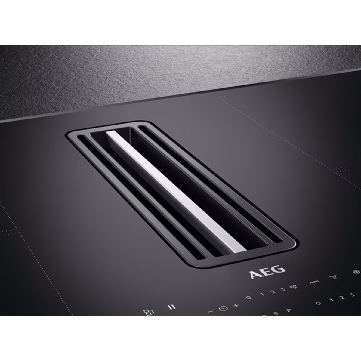 Piano cottura nero con ventola integrata. Logo AEG visibile.