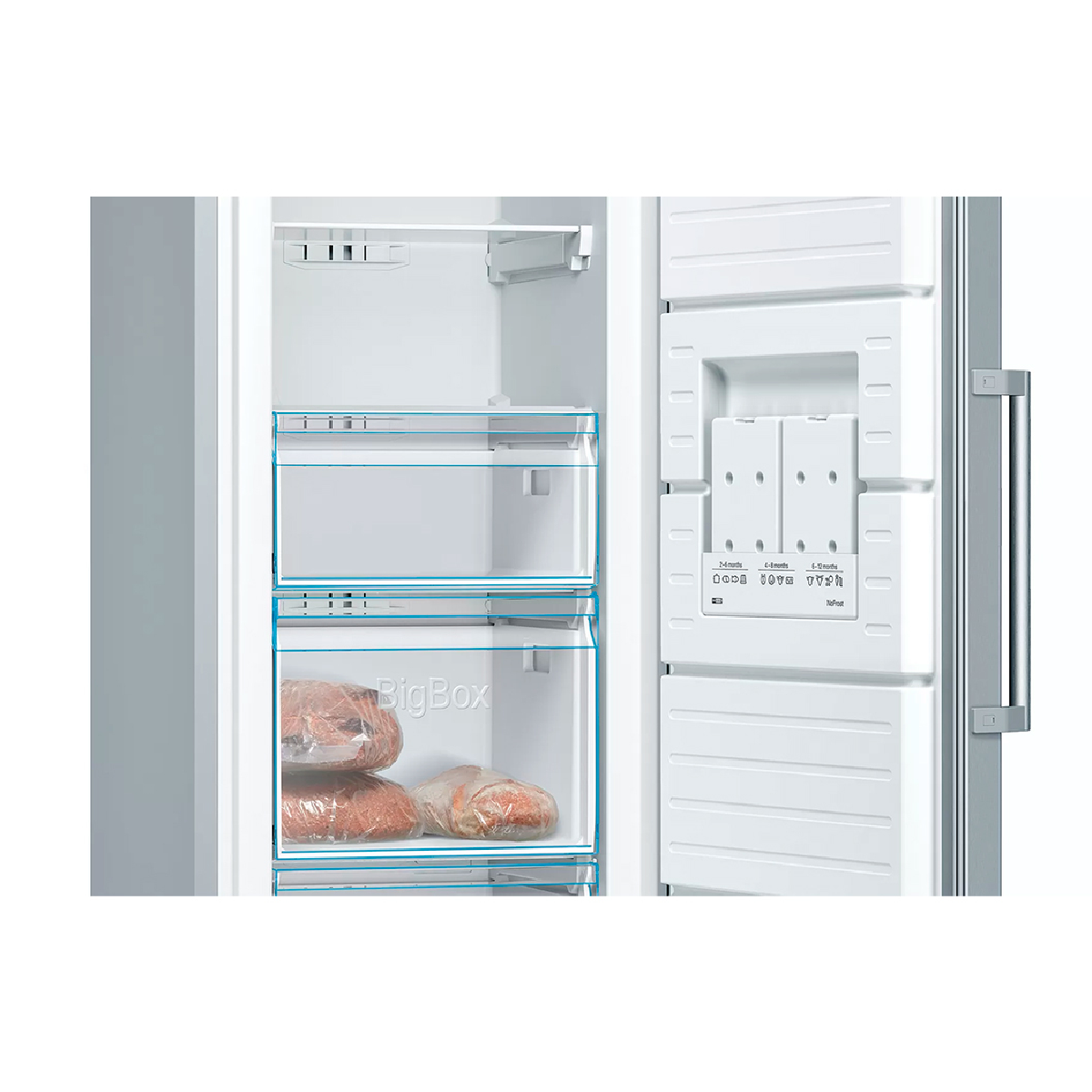 Refrigerador con la puerta abierta. Dentro hay cajones y carne envasada.