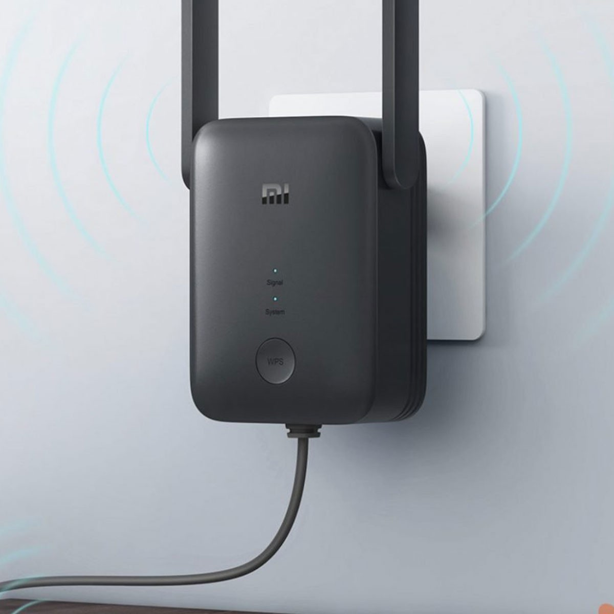 Un extensor WiFi negro enchufado a una toma de corriente. Hay un cable que baja.