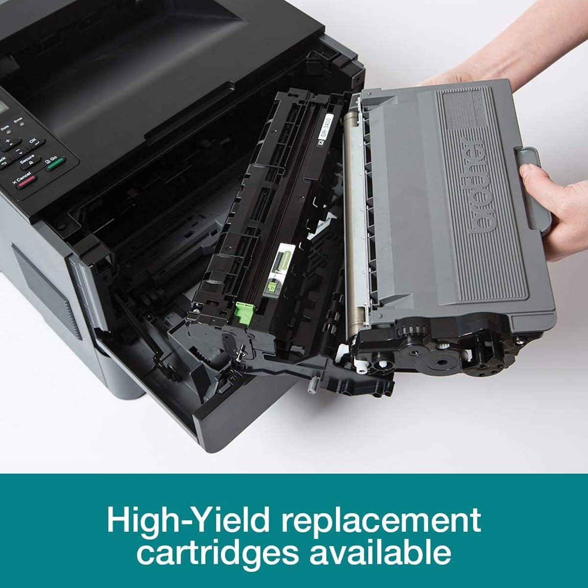 Osoba wyjmująca szary wkład z tonerem z czarnej drukarki Brother.