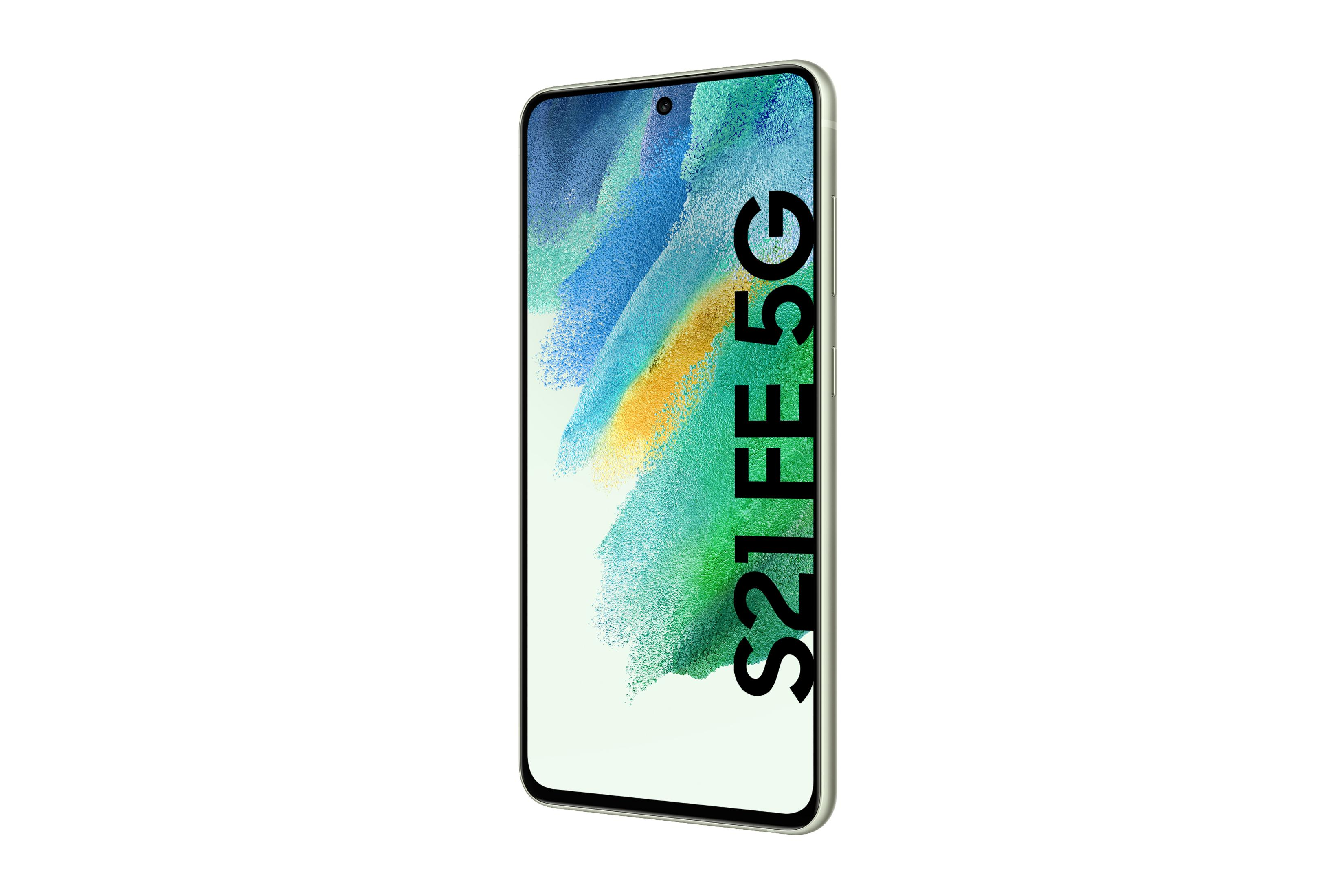 Smartfon, S21 FE 5G, na białym tle. Ekran jest włączony i wyświetla obraz.