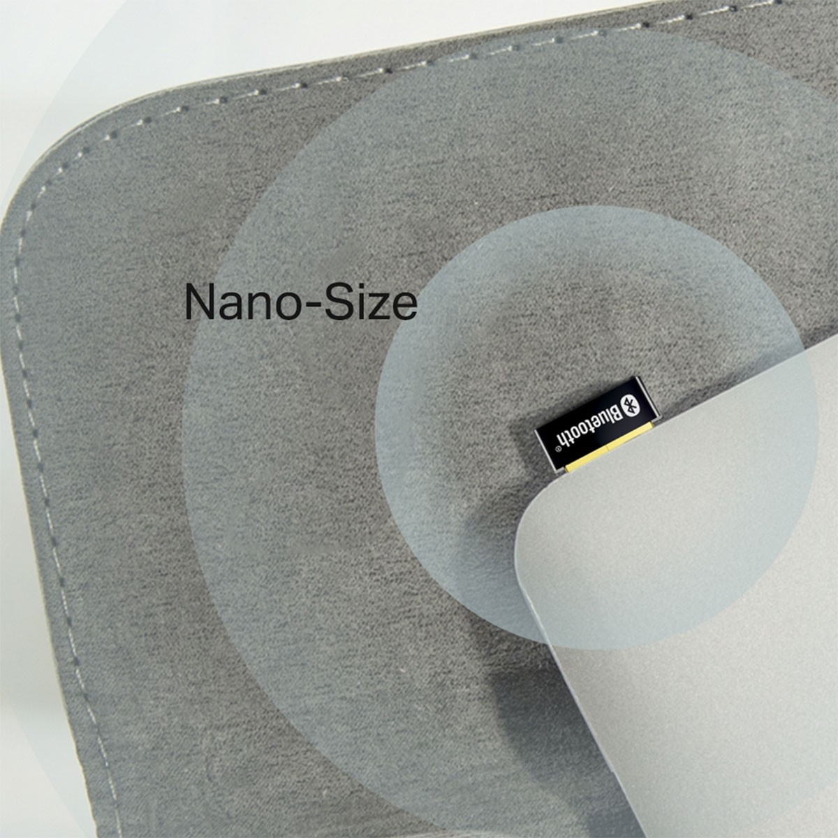 Un ricevitore Bluetooth di dimensioni nano su una superficie grigia, con la scritta 'Nano-Size'.