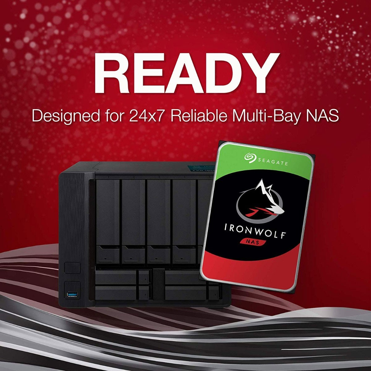 Sistema NAS nero con hard disk, testo 'ready' e sfondo rosso con testo.