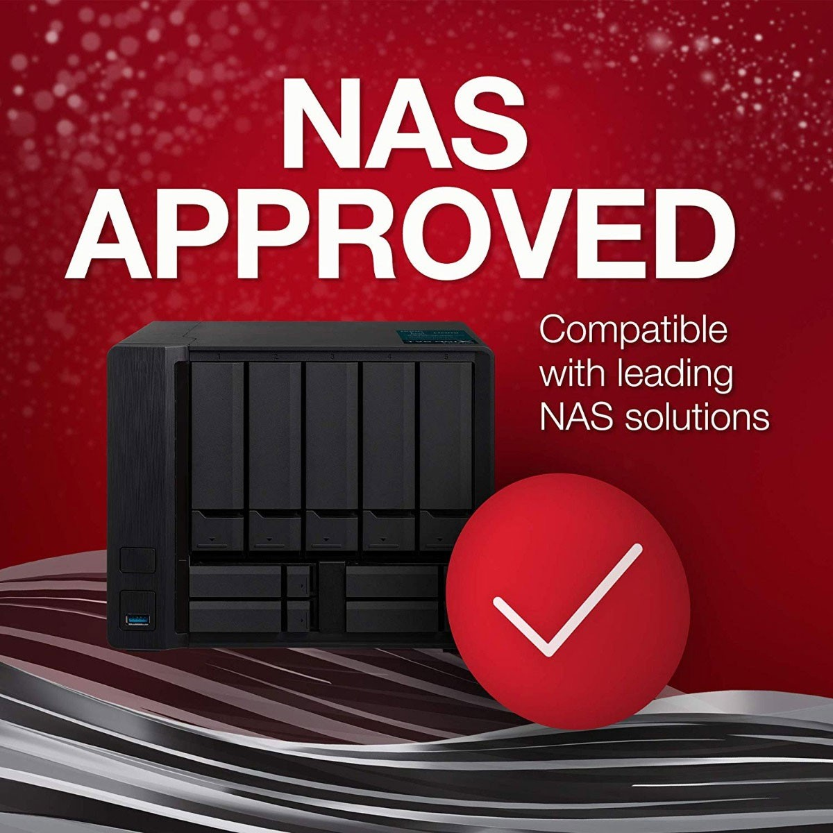 Dispositivo NAS nero con più alloggiamenti per unità. Il testo recita "NAS APPROVED" e "Compatibile con...".