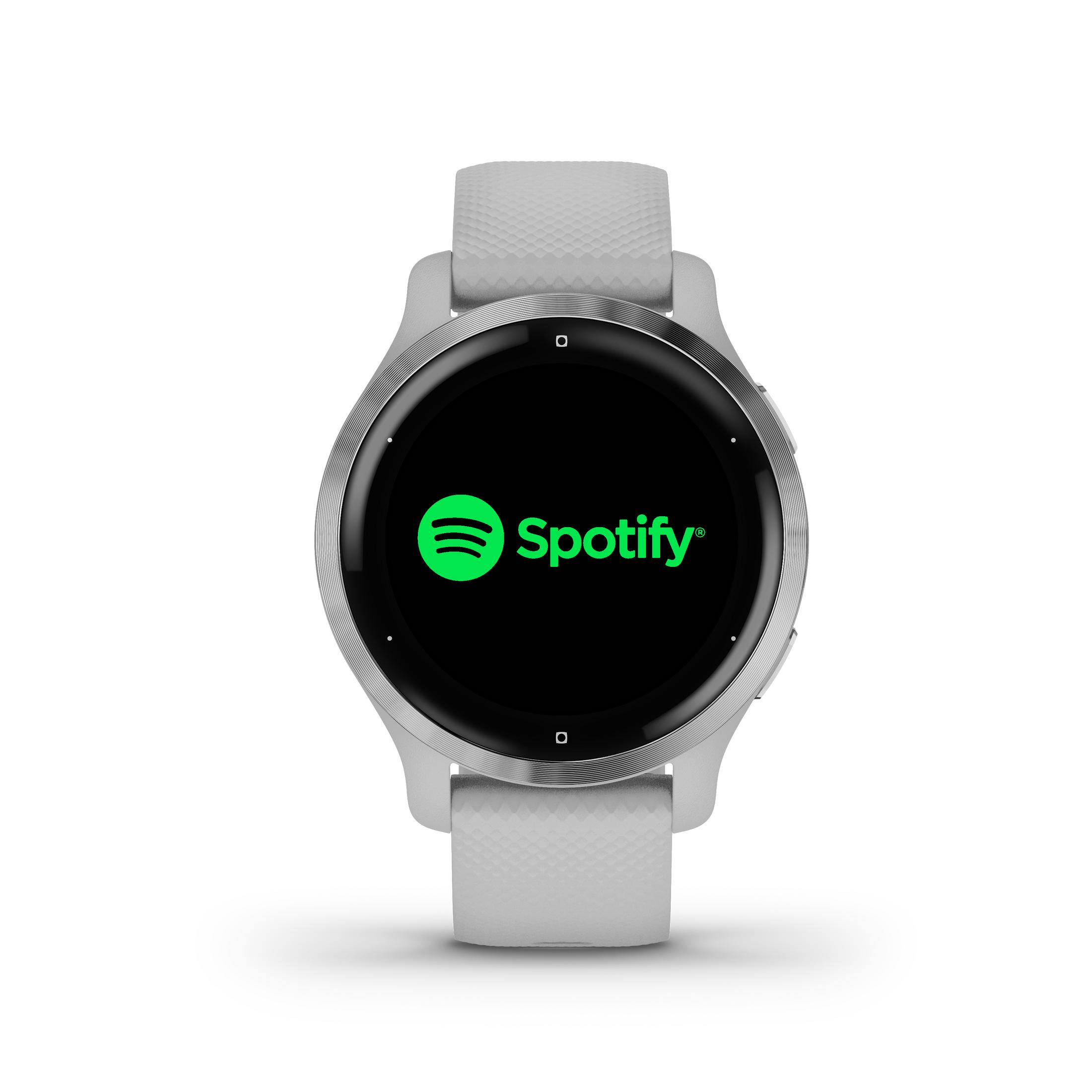 Smartwatch mit Spotify-Logo auf dem Bildschirm, weißem Armband und weißem Hintergrund.
