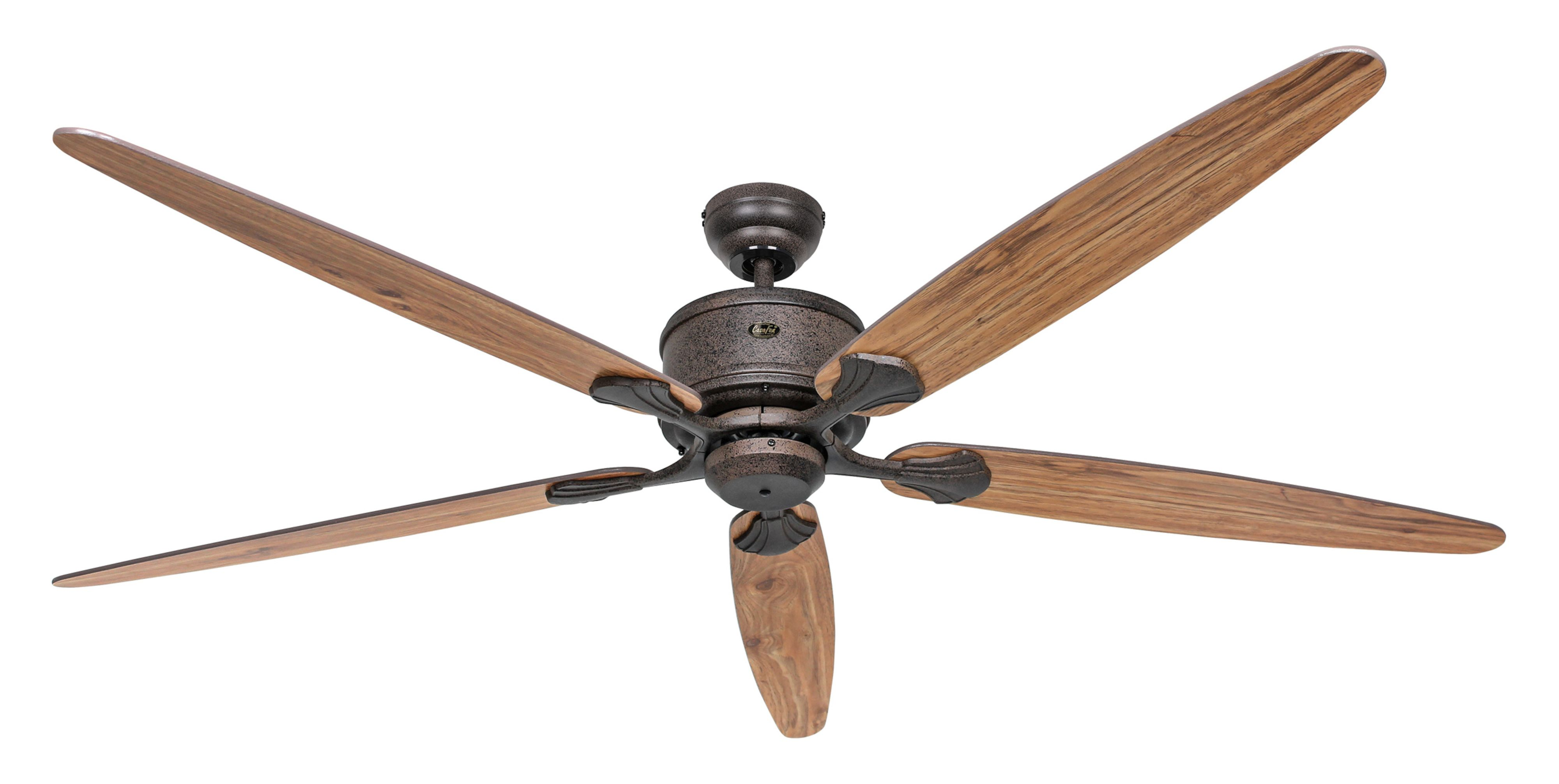 Ventilatore a soffitto con 5 pale in legno e alloggiamento motore in bronzo, isolato su bianco.