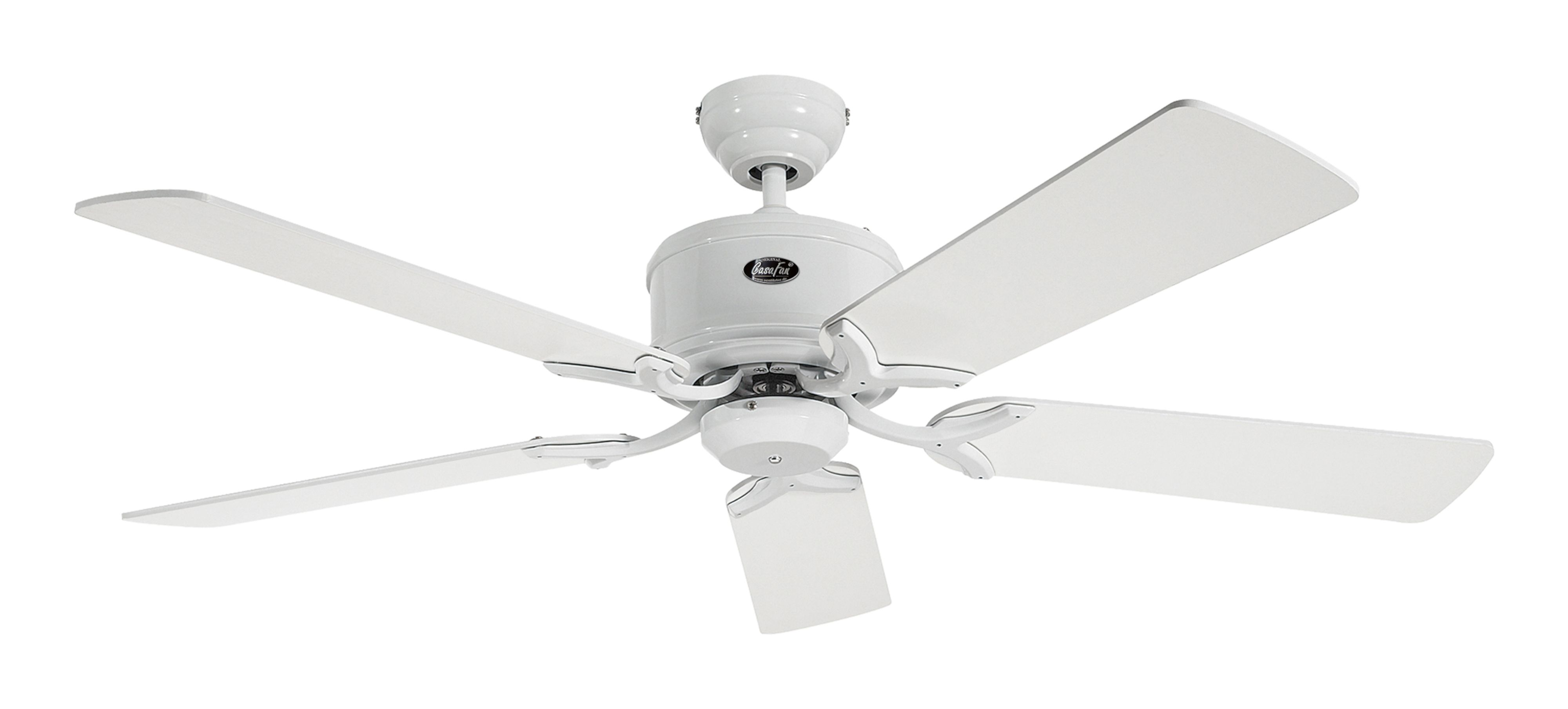 Ventilatore da soffitto bianco a cinque pale, sfondo bianco.