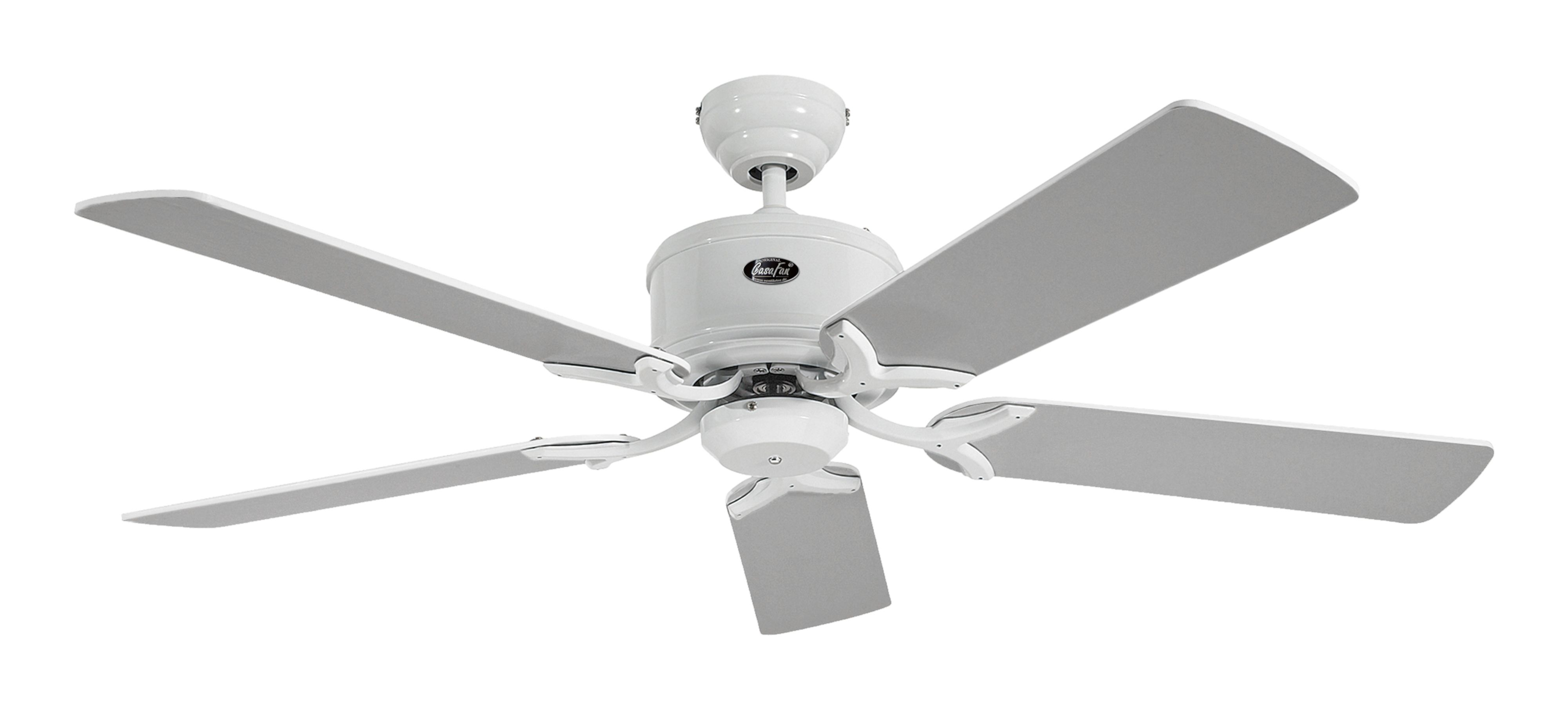 Ventilatore da soffitto bianco, cinque pale. Alloggiamento motore e pale bianche, su sfondo bianco. Vista dall'alto.