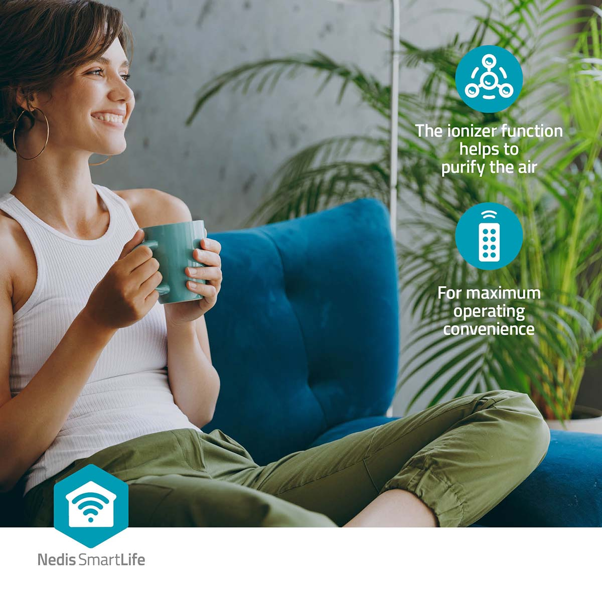 Frau mit Tasse, sitzt auf blauem Sofa. Text: Ionisatorfunktion, Fernbedienung.