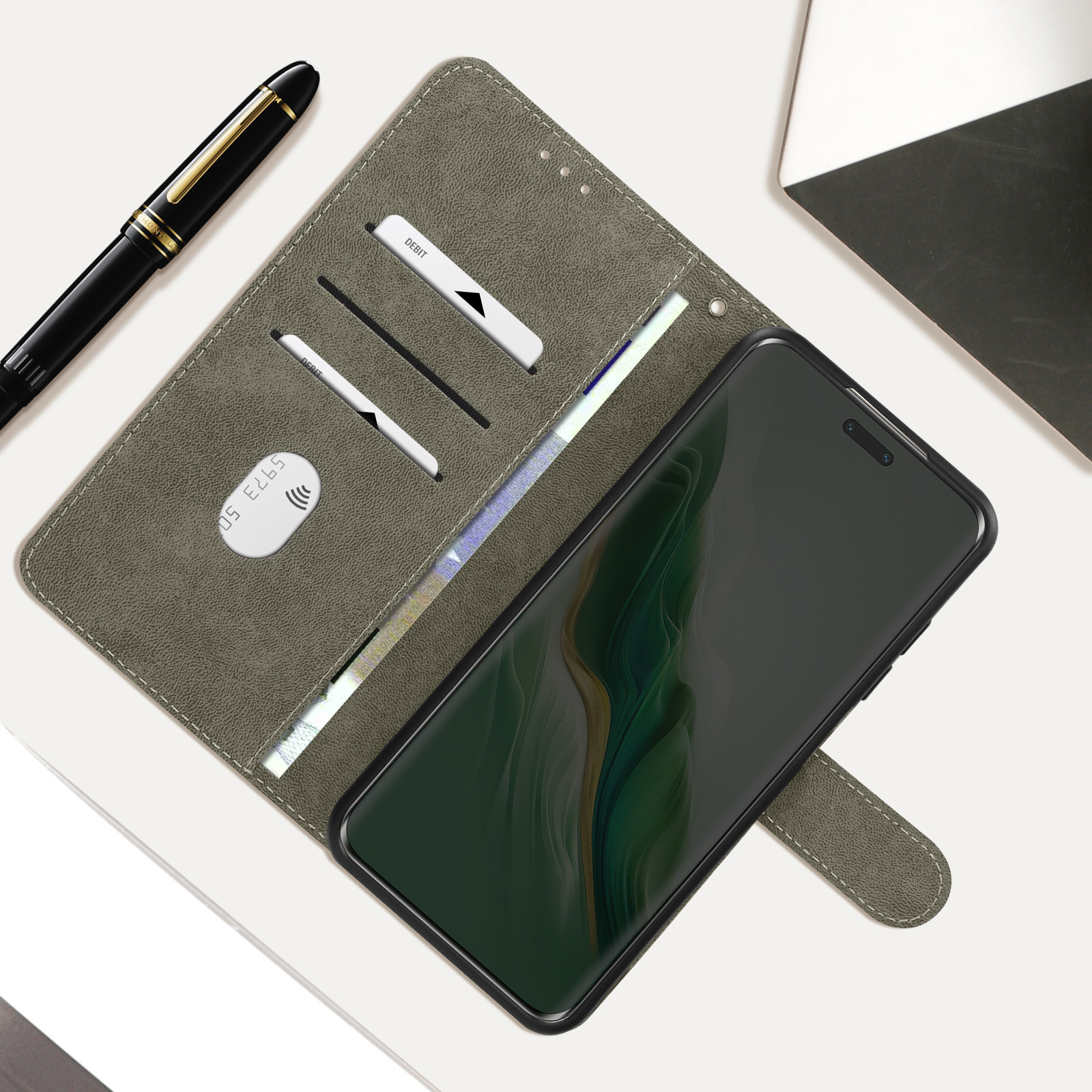 Una custodia a portafoglio aperta con un telefono, carte e una penna. Il portafoglio è su una superficie bianca.