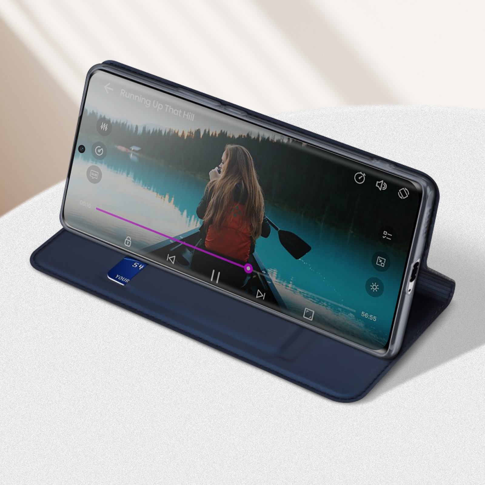 Smartphone affichant une vidéo avec une scène de lac.