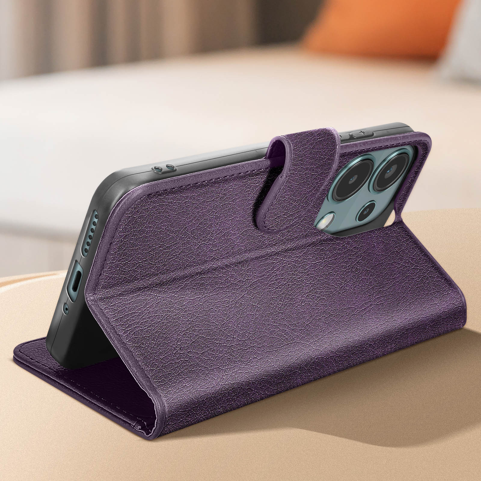 Custodia per telefono viola, aperta, con telefono all'interno. Il telefono è su un tavolo o una scrivania.