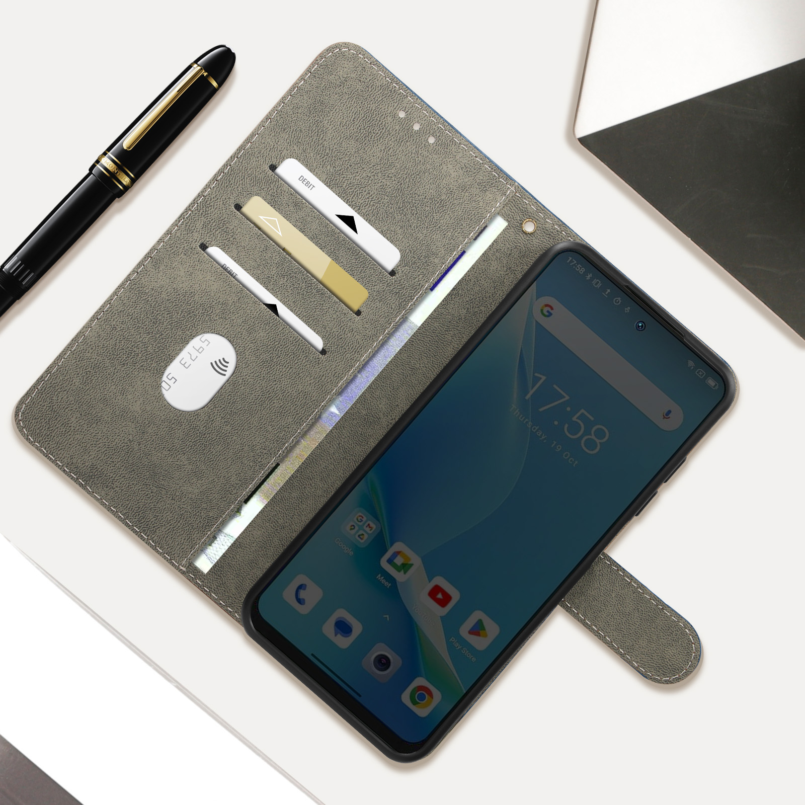 Custodia del telefono aperta con un telefono che mostra un'interfaccia, carte e una penna.