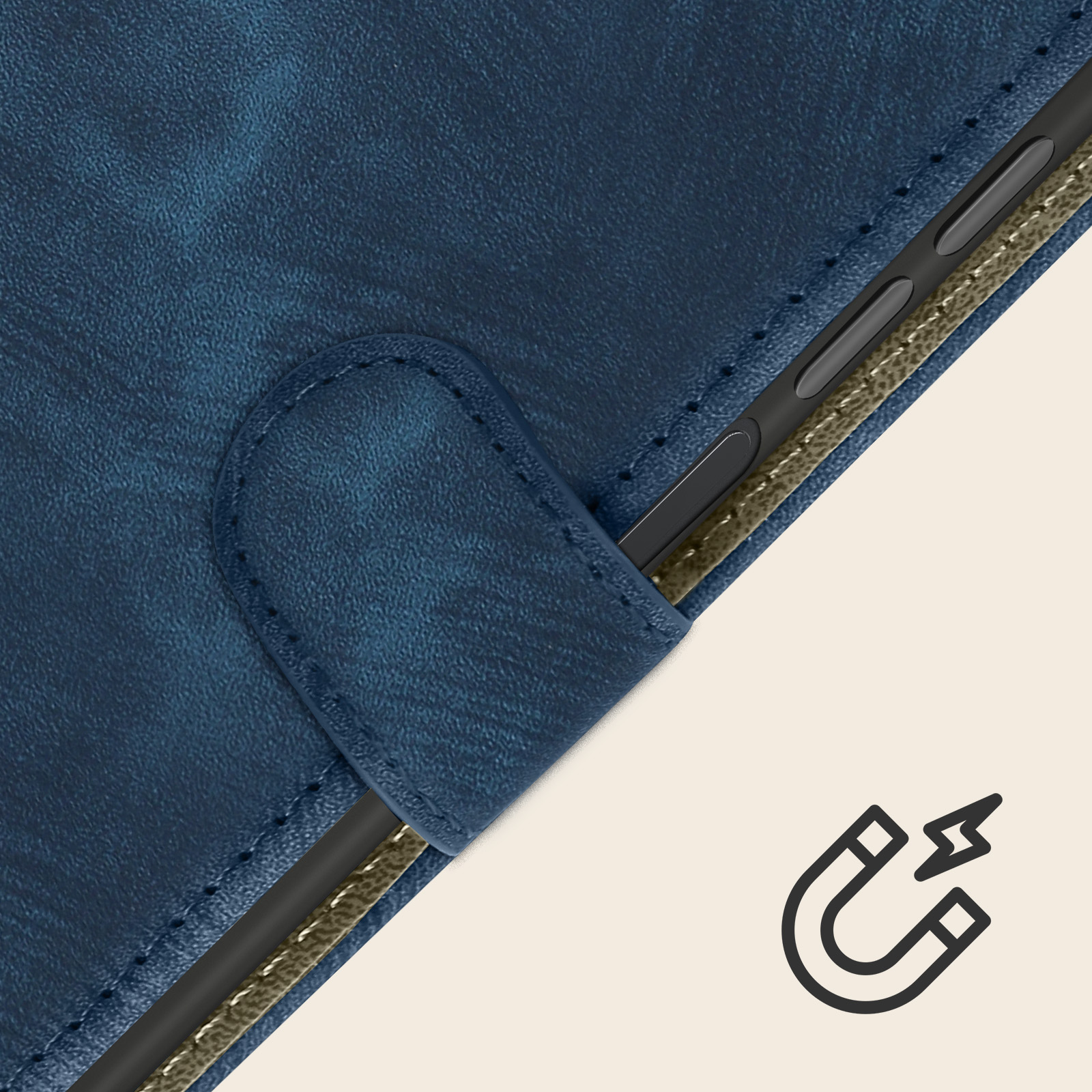 Primo piano di una custodia blu per telefono con un segno magnetico e cuciture.