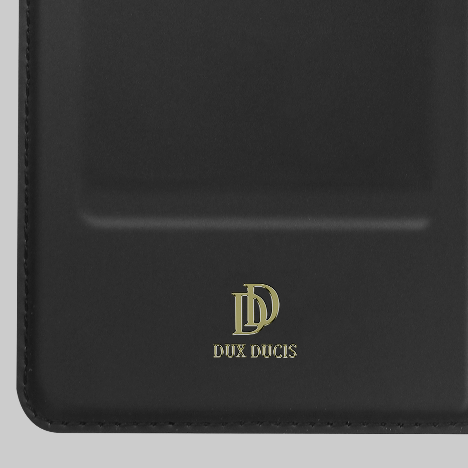 Coque de téléphone noire avec logo doré, DUX DUCIS.