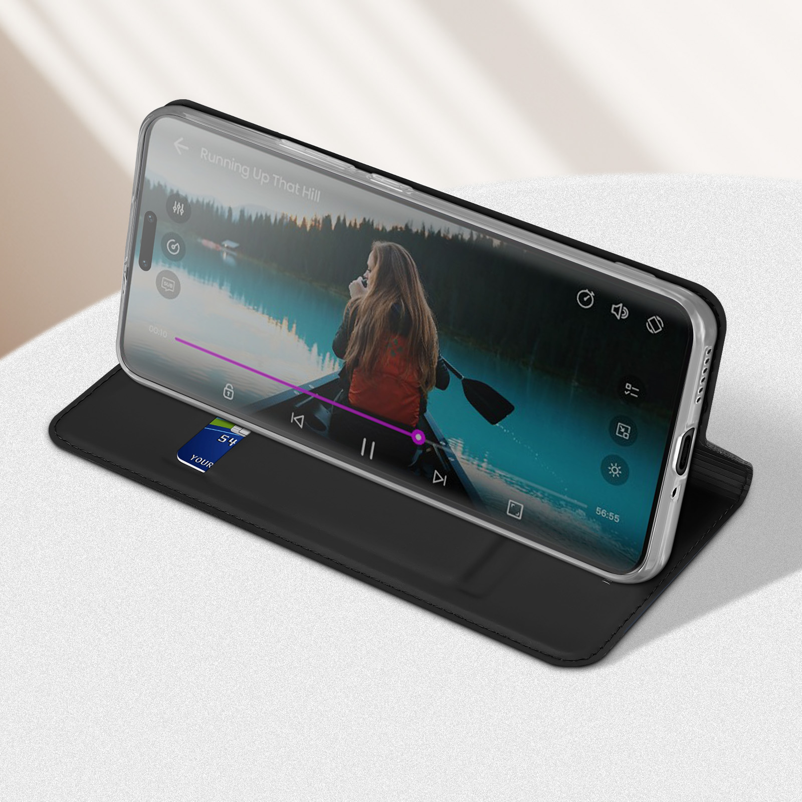 Smartphone dans un étui, affichant une vidéo. L'étui est noir, l'écran est allumé. Un lac est en arrière-plan.
