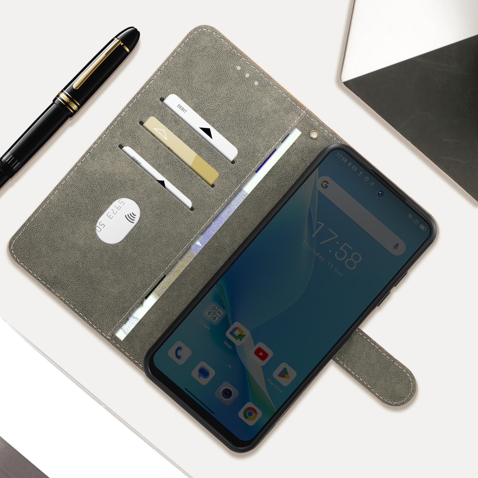 Uno smartphone con custodia aperta su una scrivania vicino a una penna e un portacarte.
