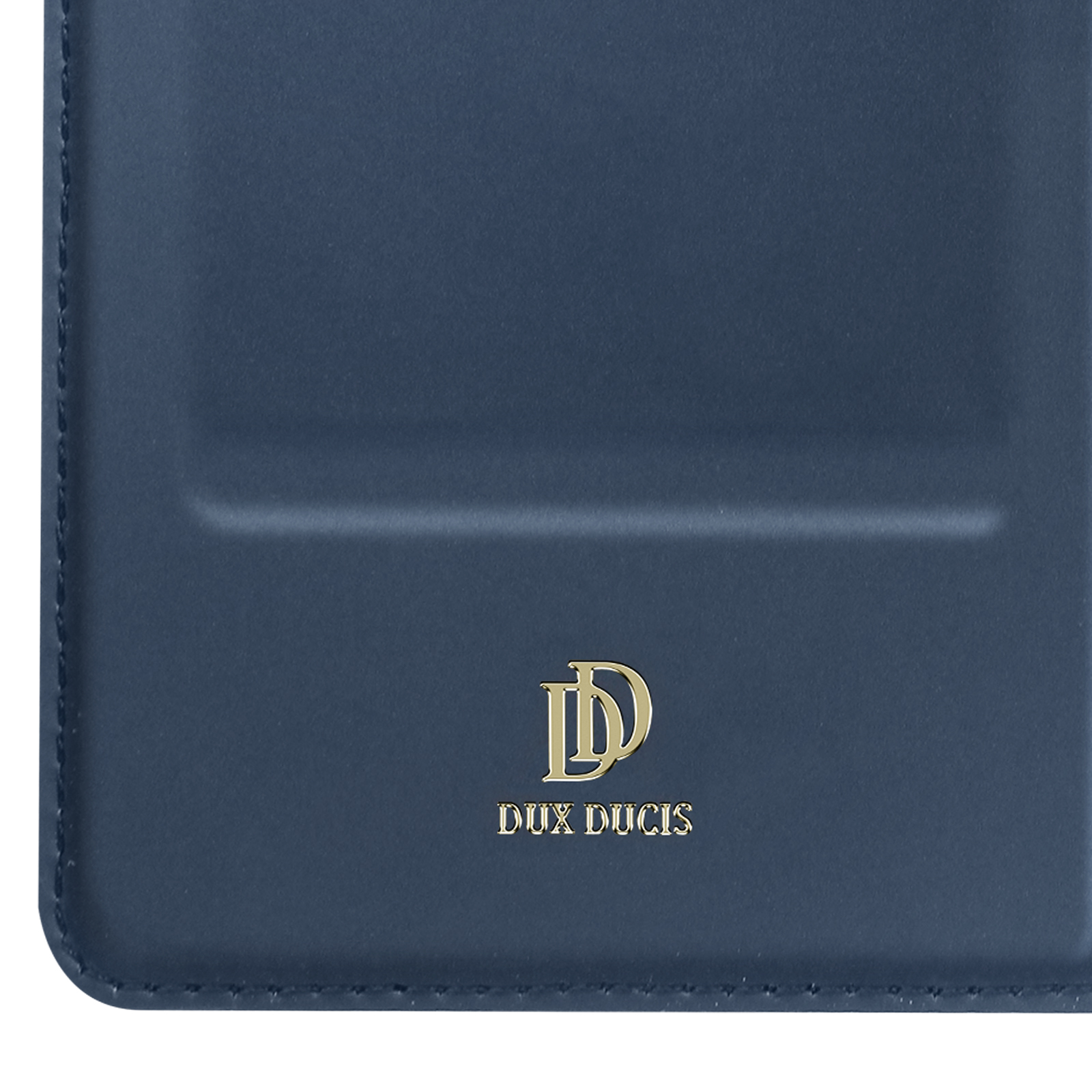 Gros plan sur un étui de téléphone bleu avec le logo doré 'DUX DUCIS'.