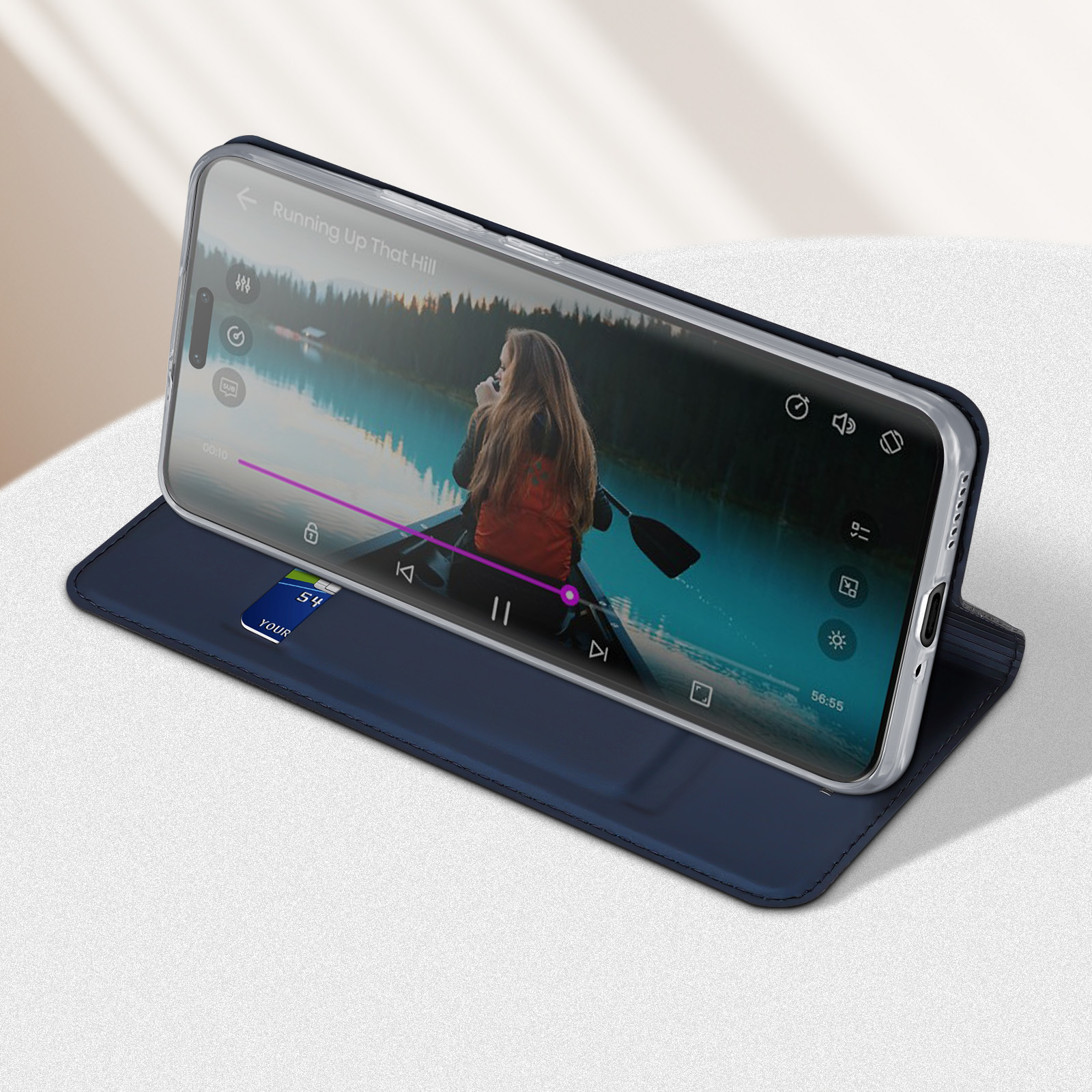 Téléphone avec la chanson en cours de lecture, ouvert dans un étui bleu, sur une surface claire.