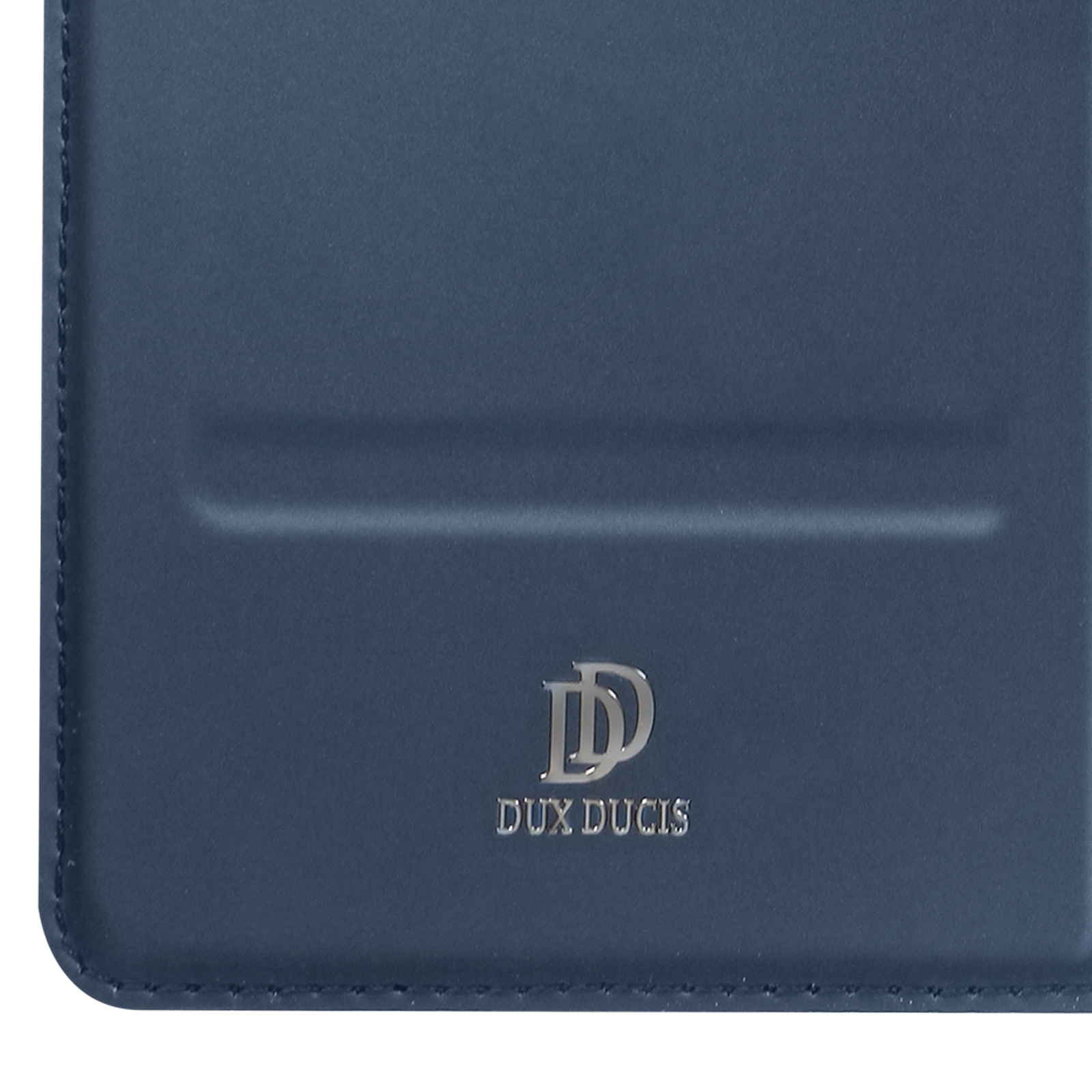 Gros plan sur une coque de téléphone bleue avec le logo DUX DUCIS.