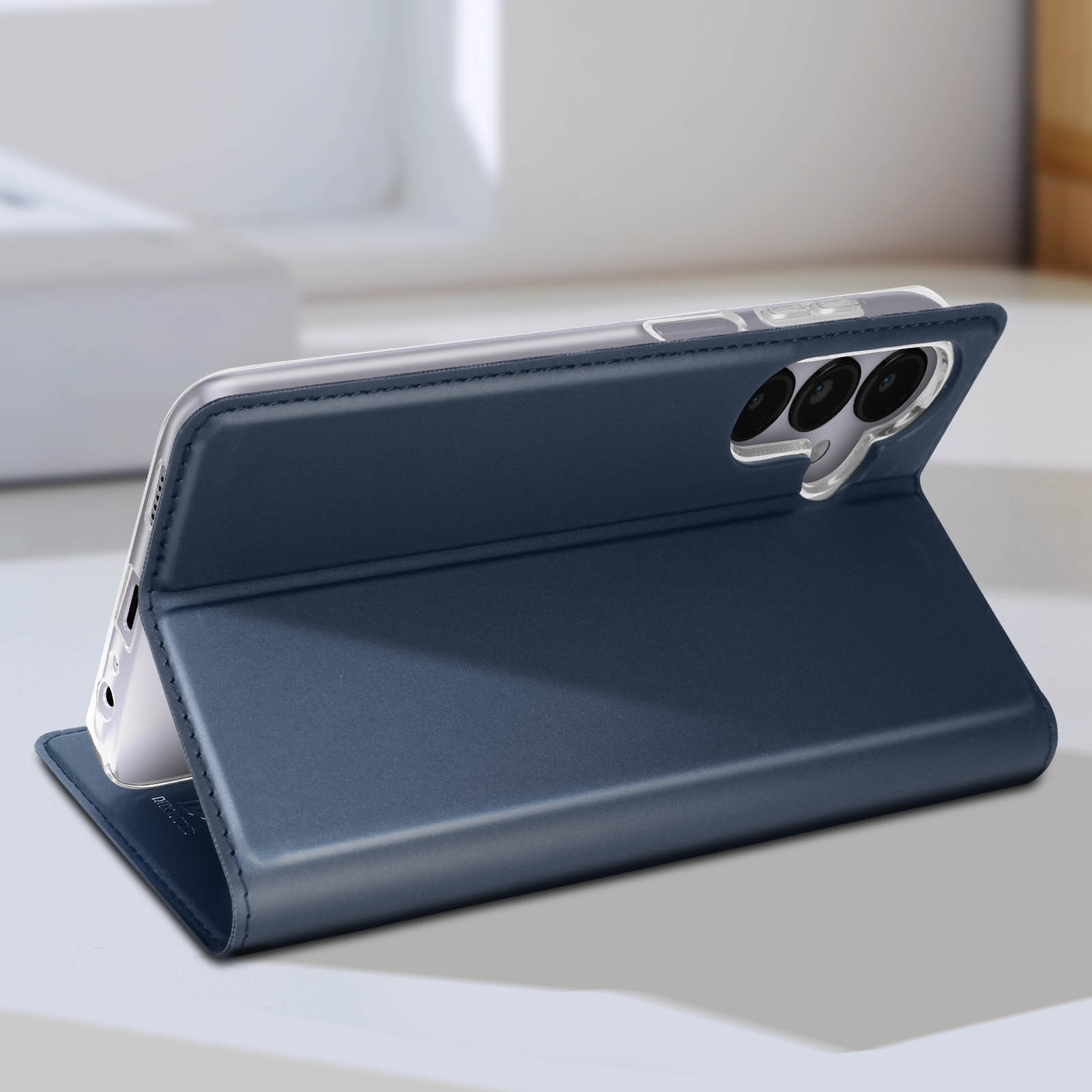 Coque de téléphone bleue, téléphone à l'intérieur, debout. Fond clair.