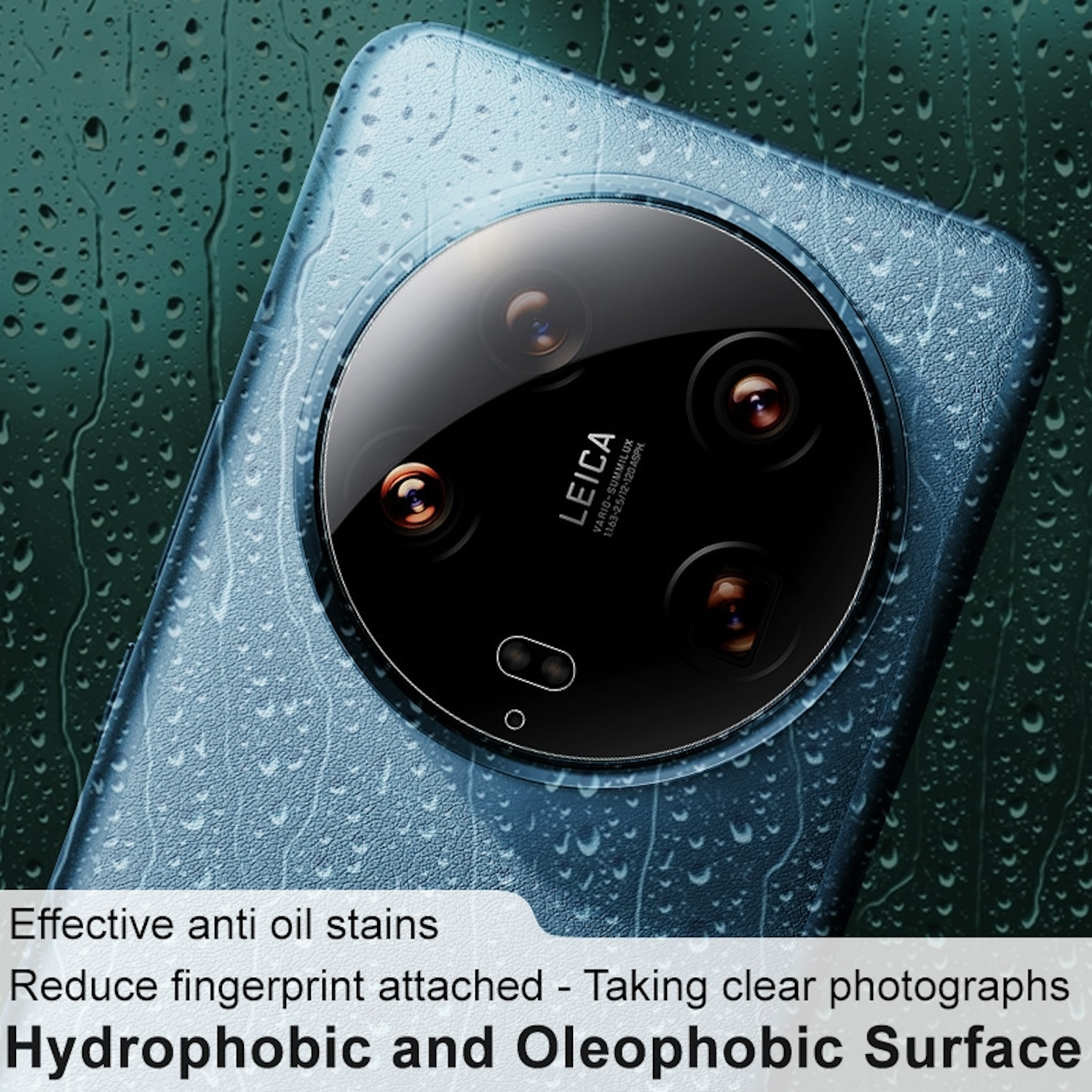 Retro del telefono con più fotocamere e sfondo di gocce d'acqua blu.