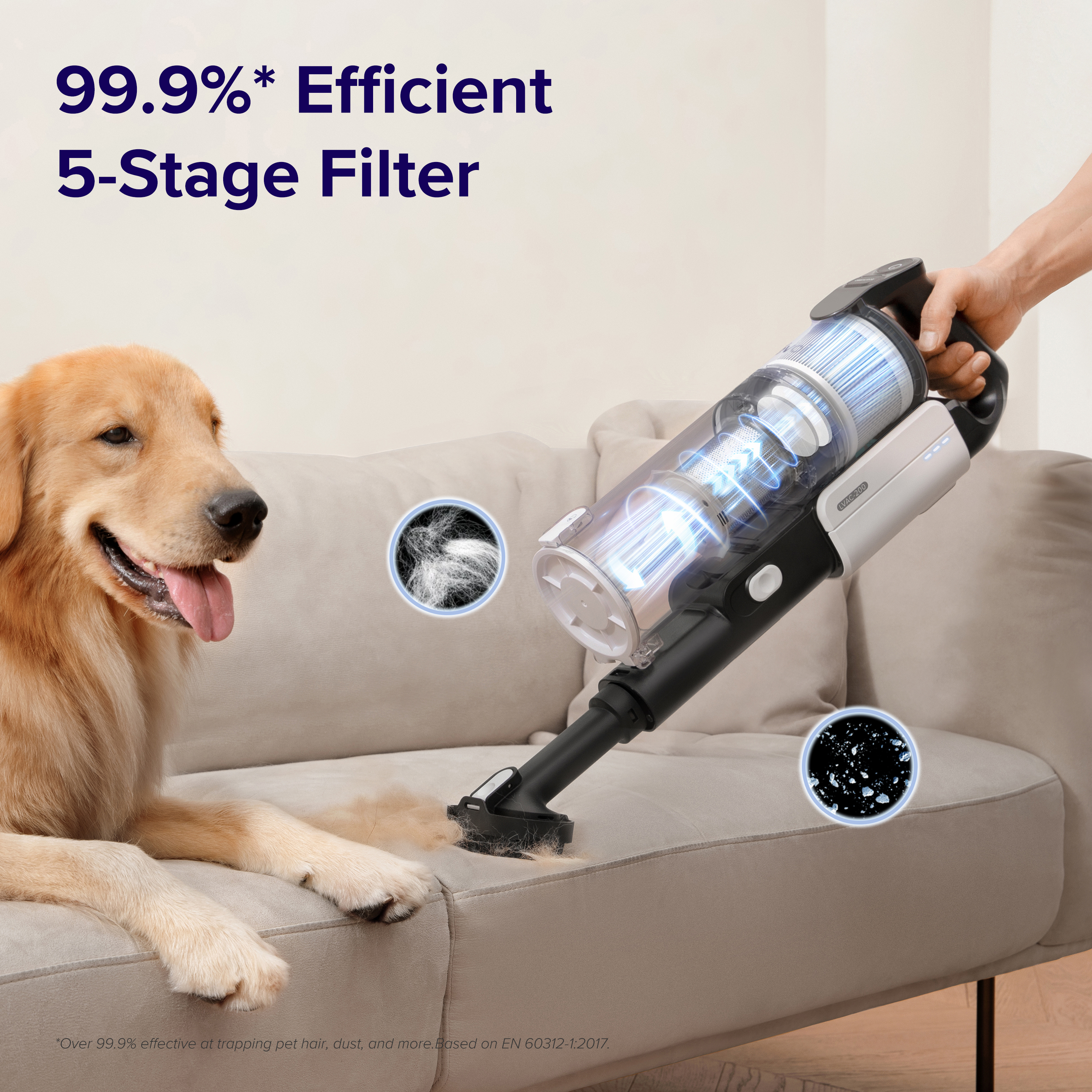 Odkurzacz czyszczący sofę. Tekst: 99,9% wydajny 5-stopniowy filtr.