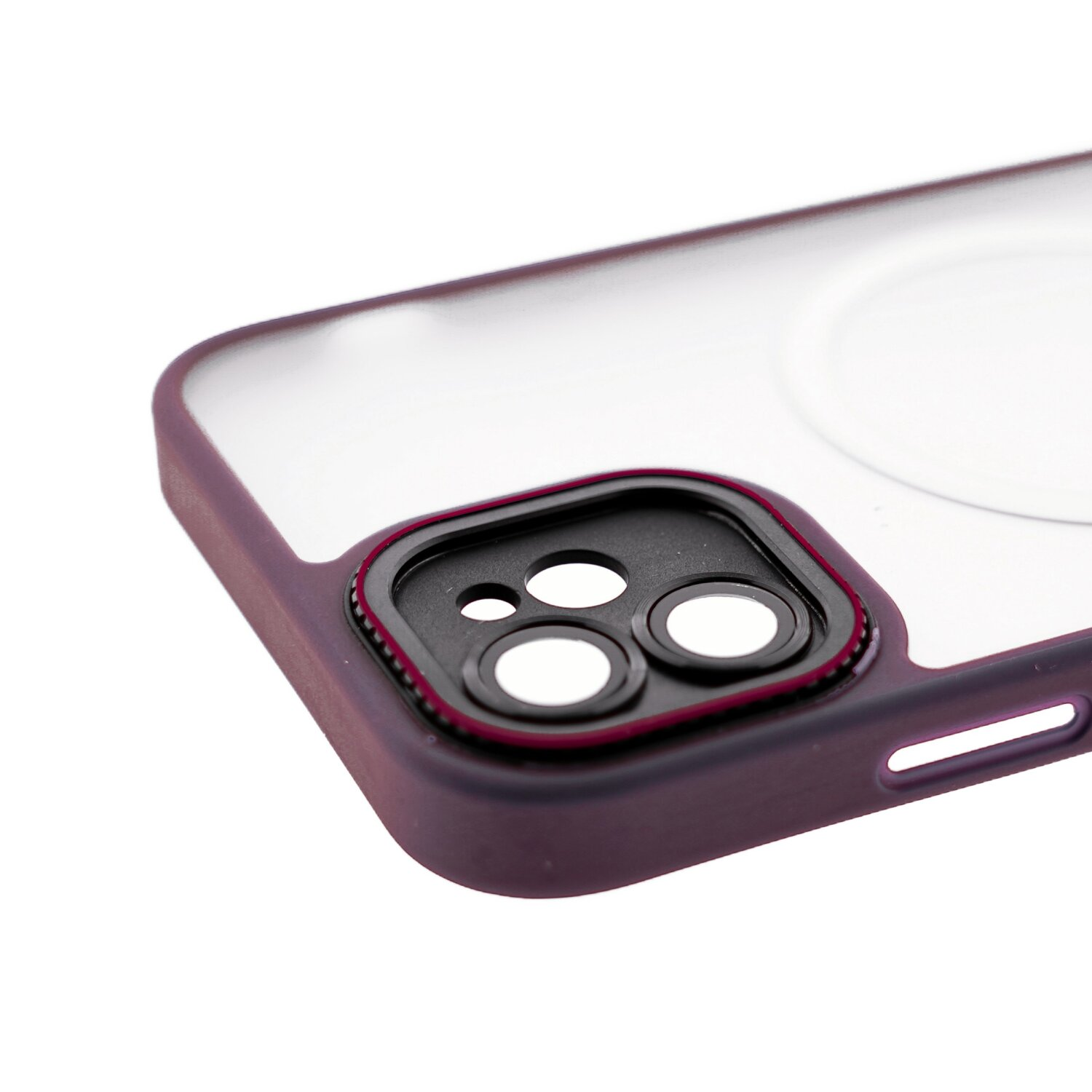 Primo piano di una custodia per telefono con ritaglio per fotocamera. Bordi viola e retro trasparente.
