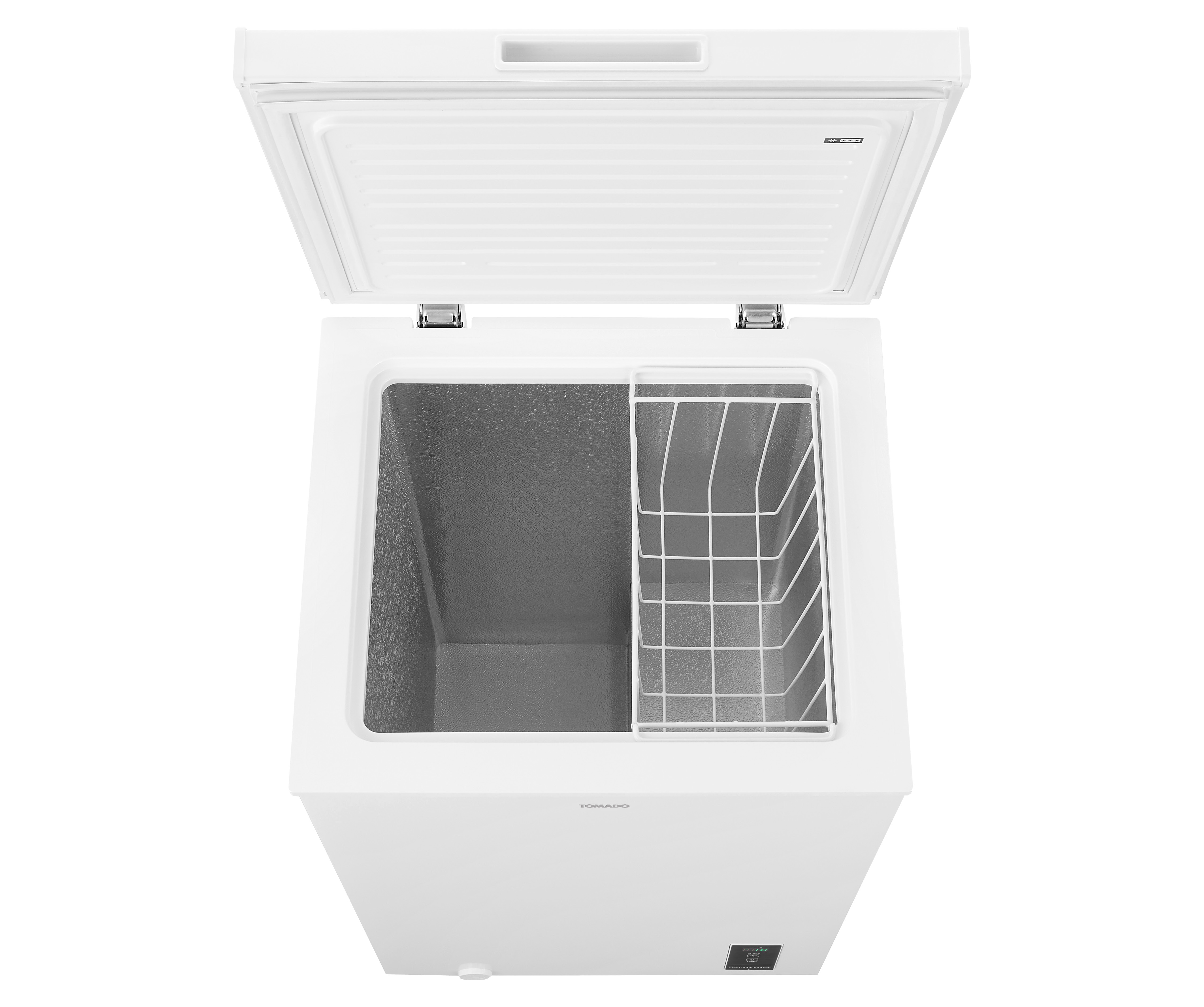 Un congélateur coffre blanc avec le couvercle ouvert, montrant l'intérieur. L'intérieur a un panier en fil de fer.