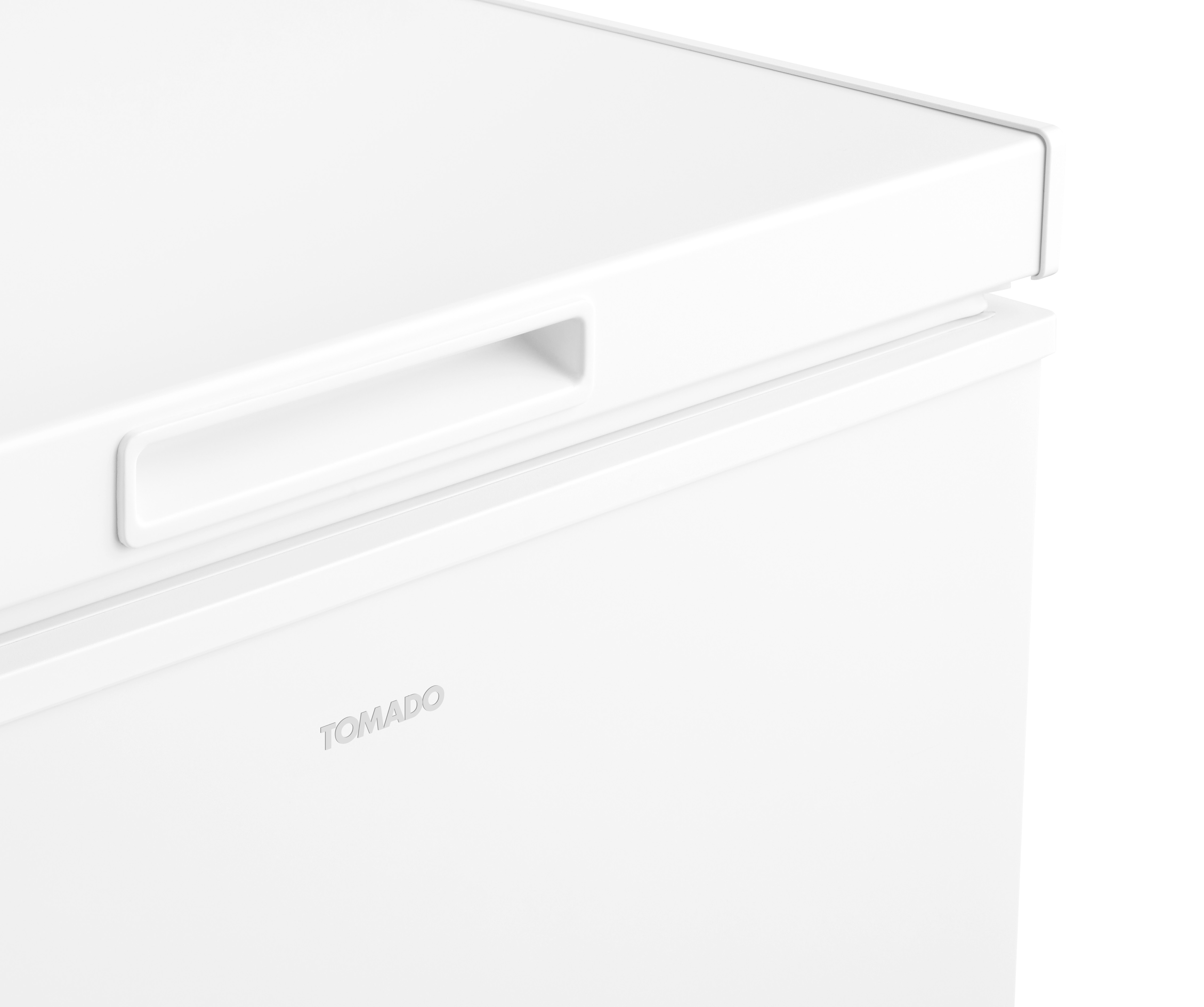 Réfrigérateur blanc avec une poignée. La marque 'TOMADO' est visible. Fond blanc.