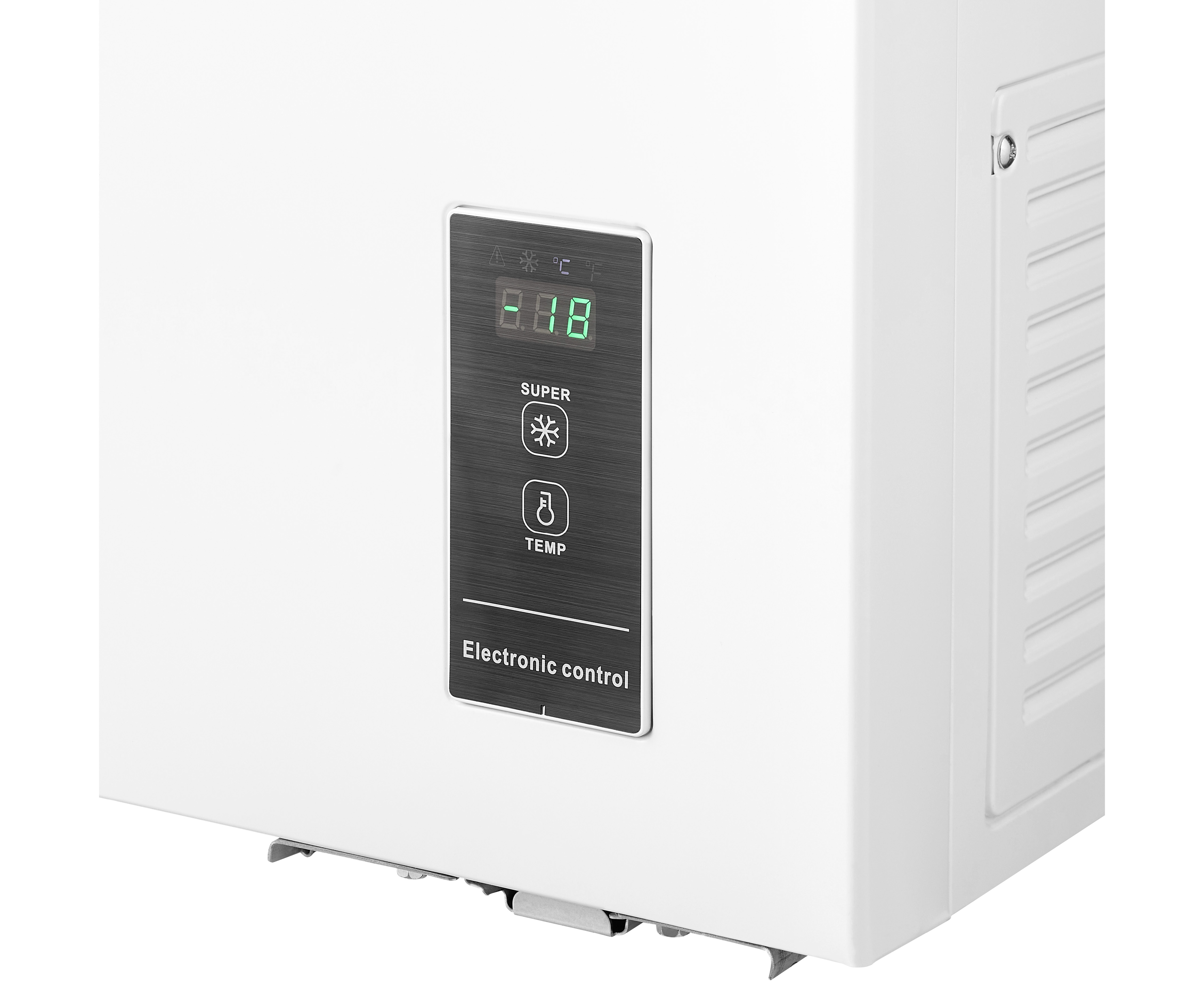Gros plan d'un réfrigérateur blanc avec un panneau de commande électronique affichant des chiffres.