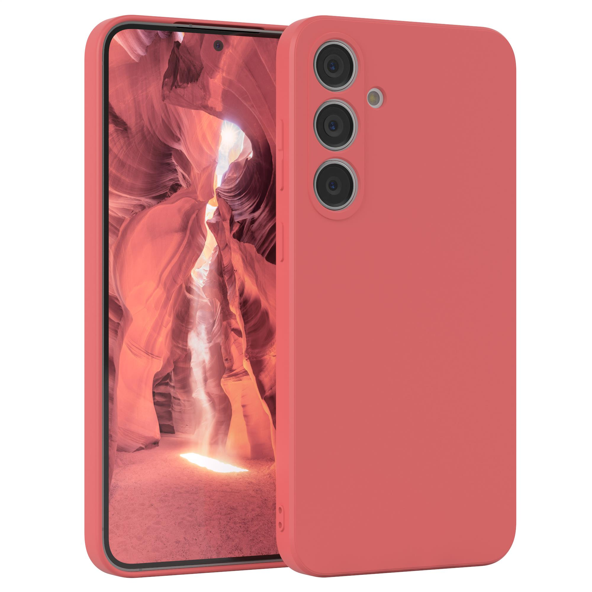 Korallenfarbene Handyhülle auf einem Handy mit Canyon-Hintergrund. Das Handy hat drei Kameras.