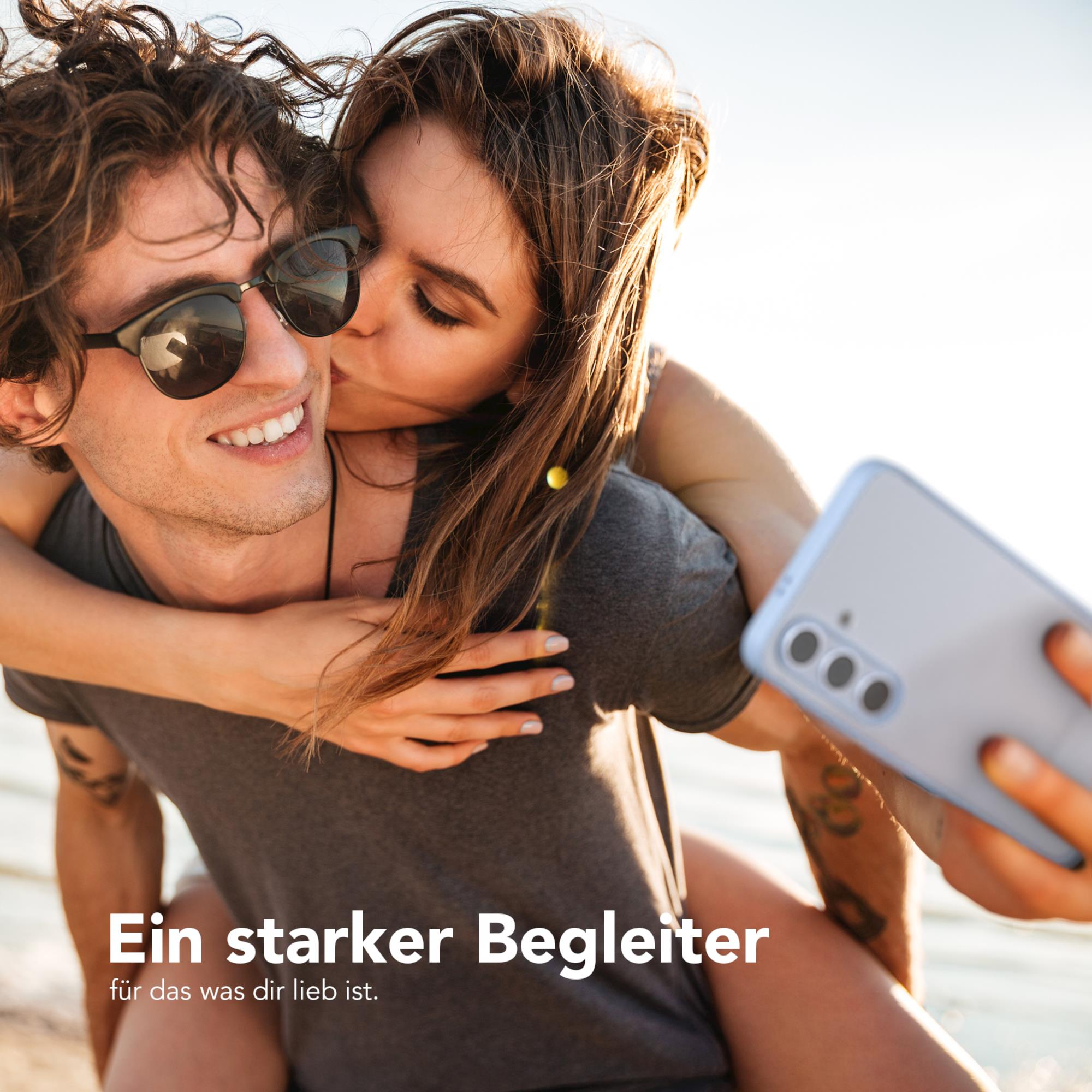 Paar umarmt sich und macht ein Selfie, Frau küsst Mann.