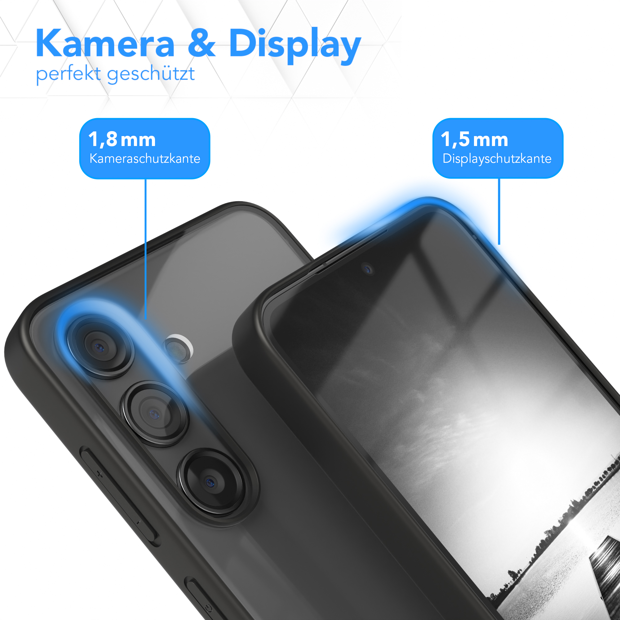Nahaufnahme einer schwarzen Handyhülle, die ein Telefon mit drei Kameras bedeckt. Zwei Messetiketten sichtbar.