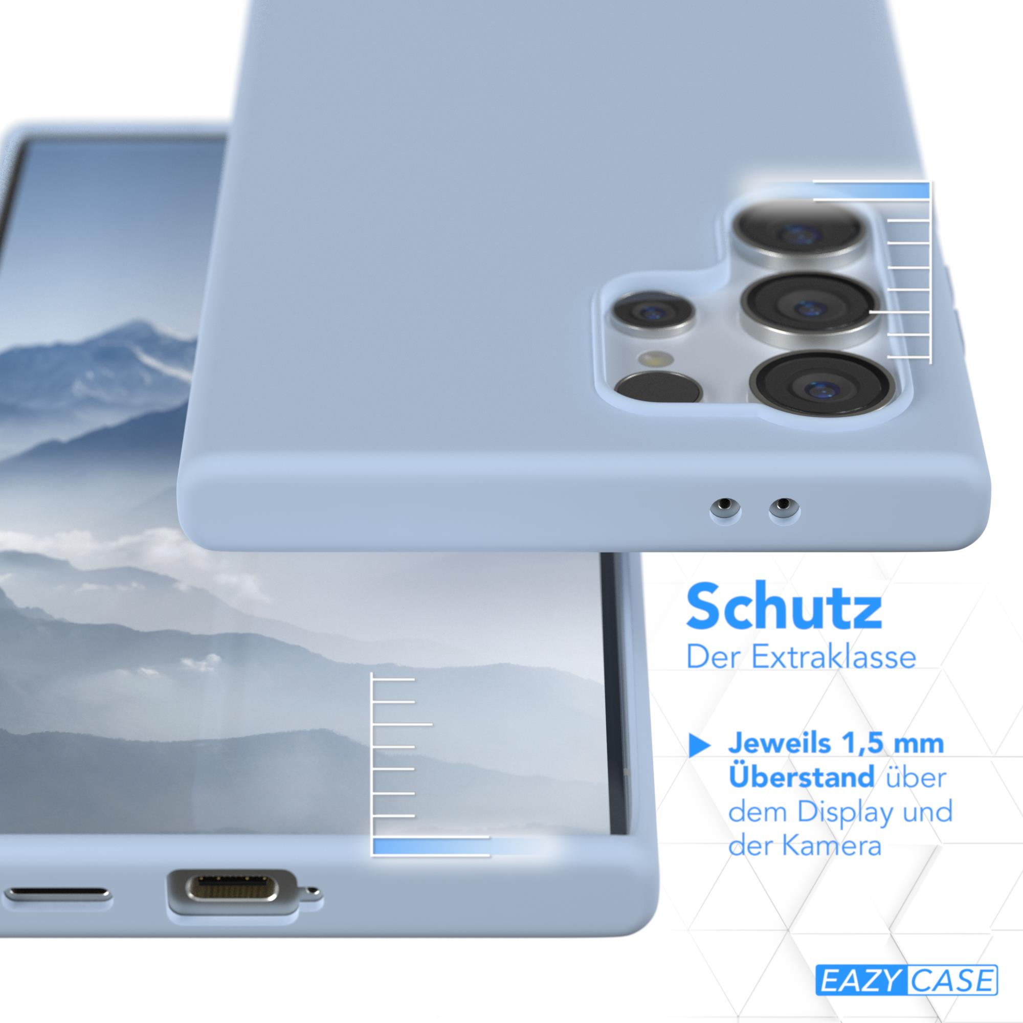 Hellblaue Handyhülle über einem Telefon, mit einem Hintergrund von Bergkette.