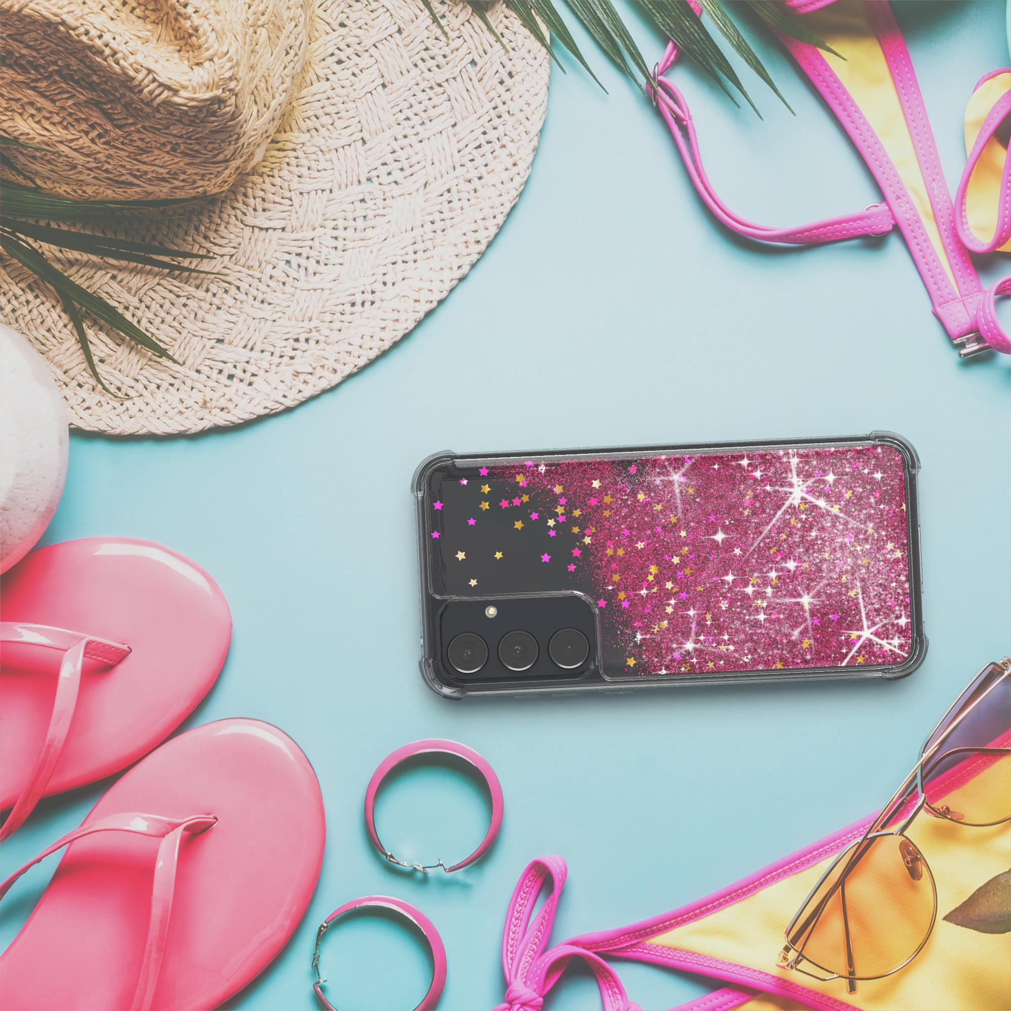 Handyhülle mit rosa Glitzer, umgeben von Strandaccessoires auf einer blauen Oberfläche.