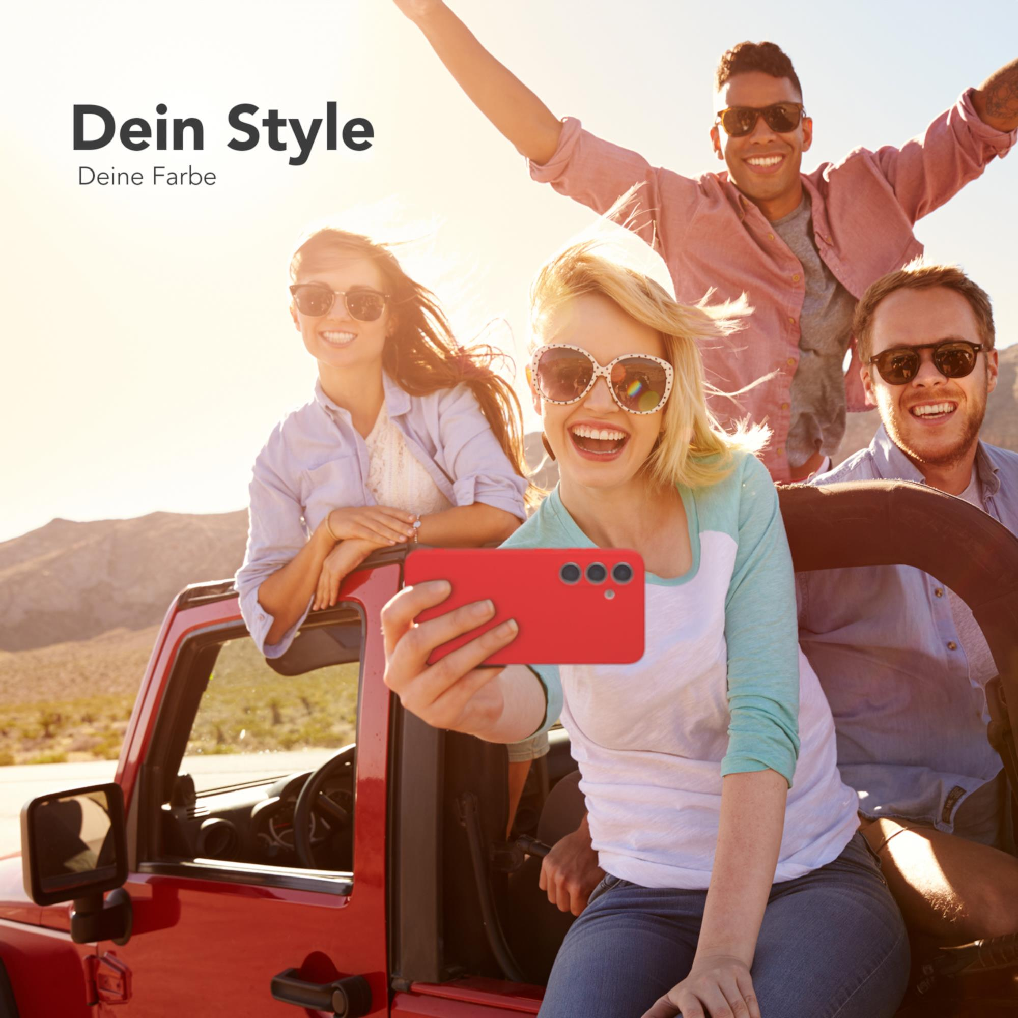 Vier Personen in einem roten Jeep machen ein Selfie. Der Hintergrund zeigt eine sonnige Landschaft. Die Handyhülle ist rot.