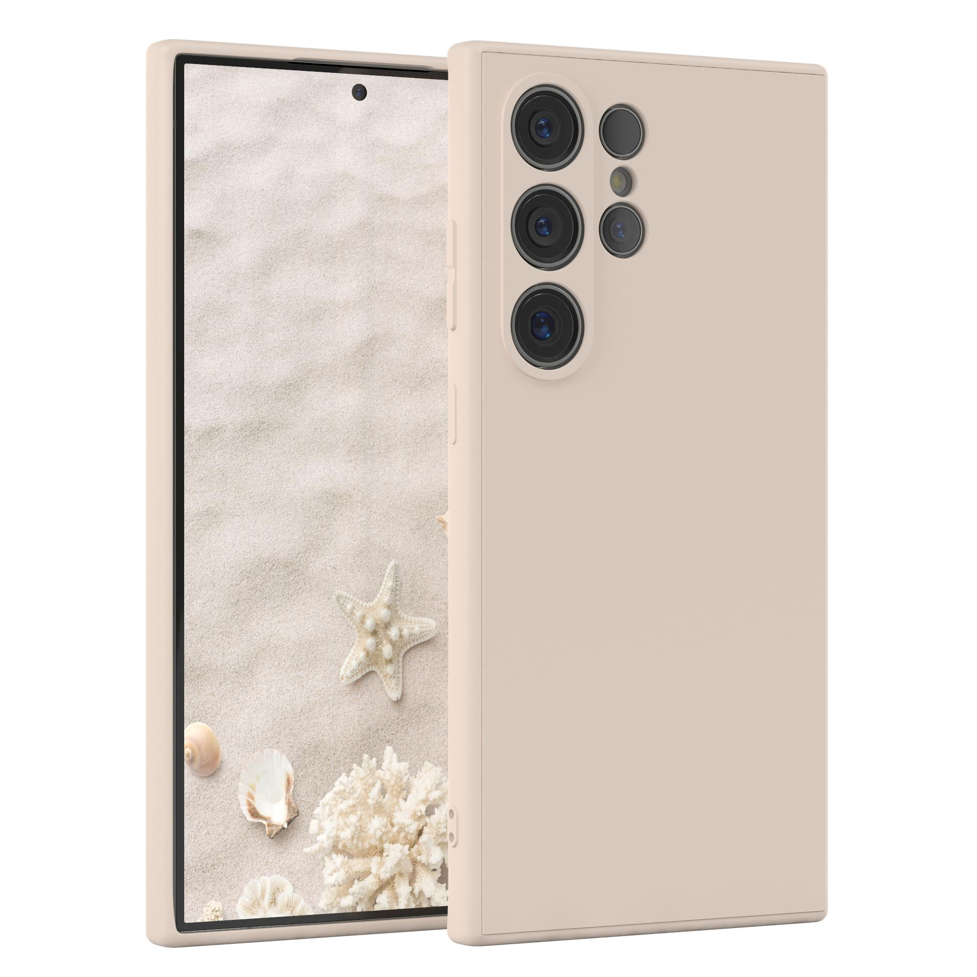 Beige Handyhülle auf einem Handy, auf Sandhintergrund mit Muscheln und Seesternen.