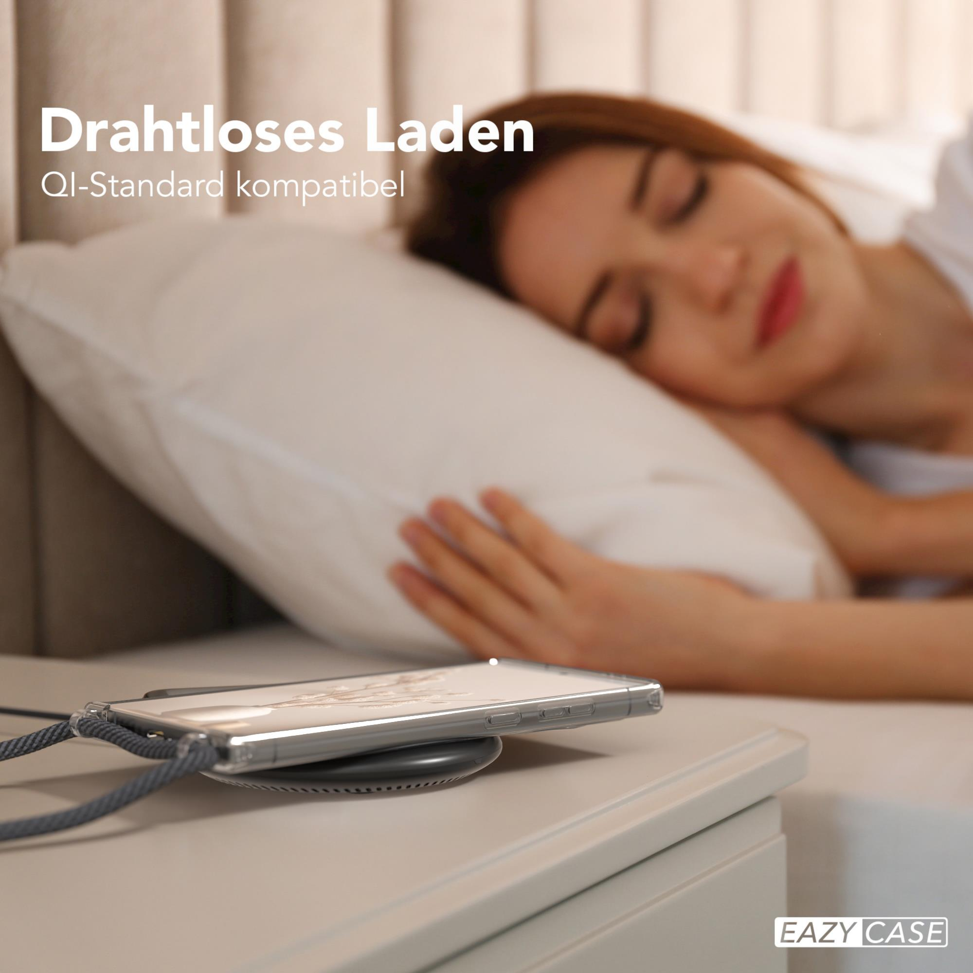 Frau schläft auf einem Bett, Telefon auf einem kabellosen Ladegerät. Weißes Kissen und Textüberlagerung.