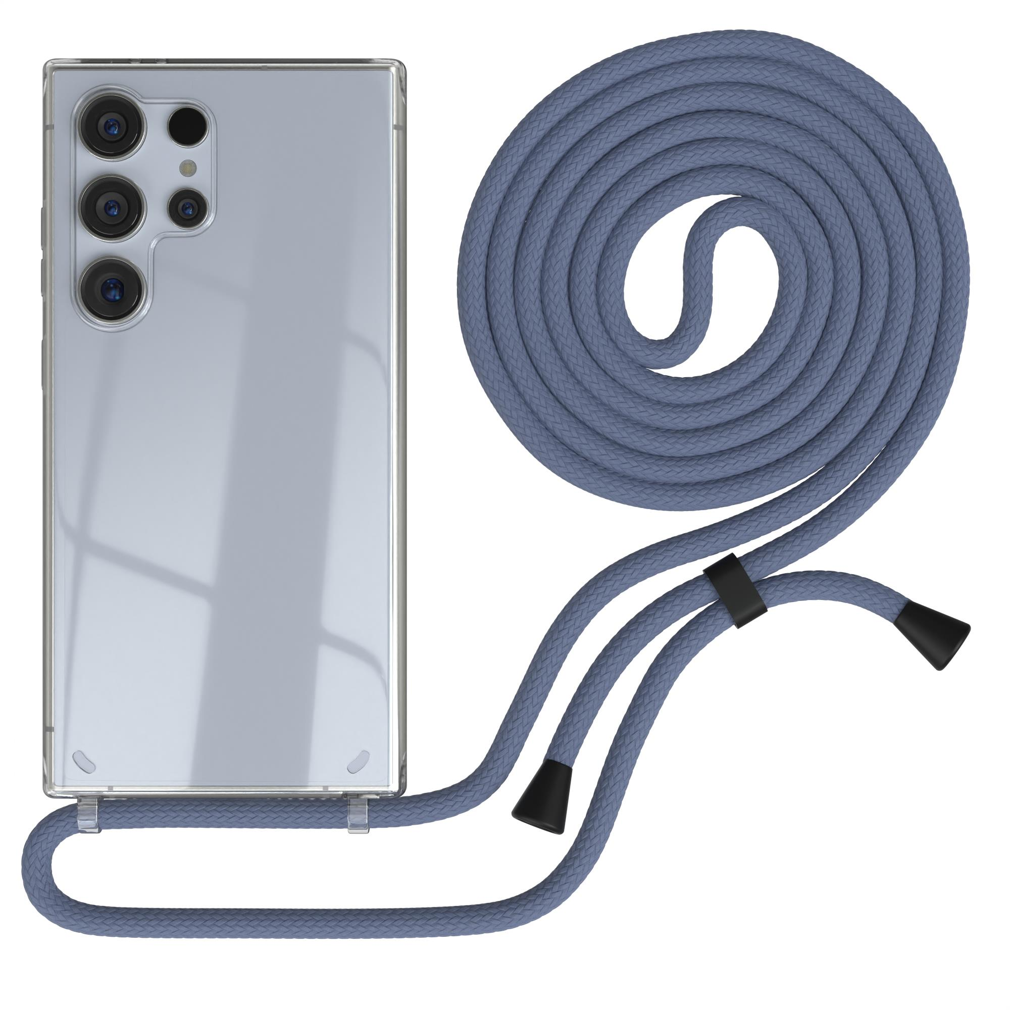 Blaue Handyhülle mit Kordel. Das Telefon ist silber und transparent. Weißer Hintergrund.