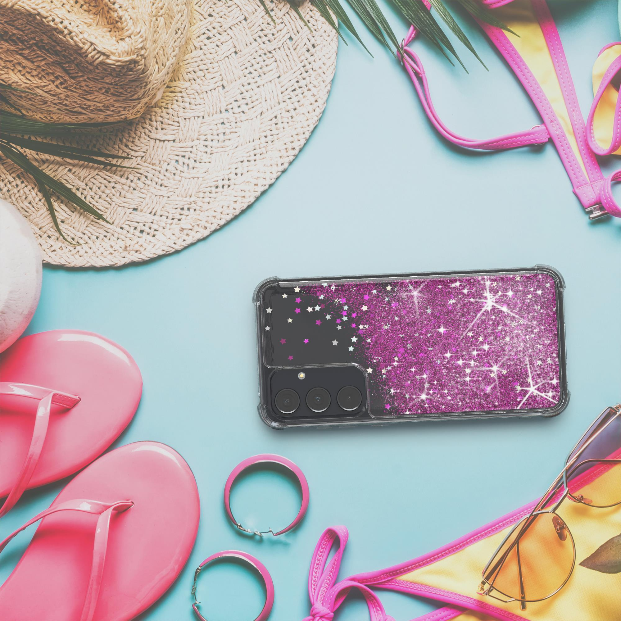 Eine Handyhülle mit pinkfarbenem Glitzerdesign, mit Sonnenbrille, Flip-Flops und anderem Zubehör auf blauem Untergrund.