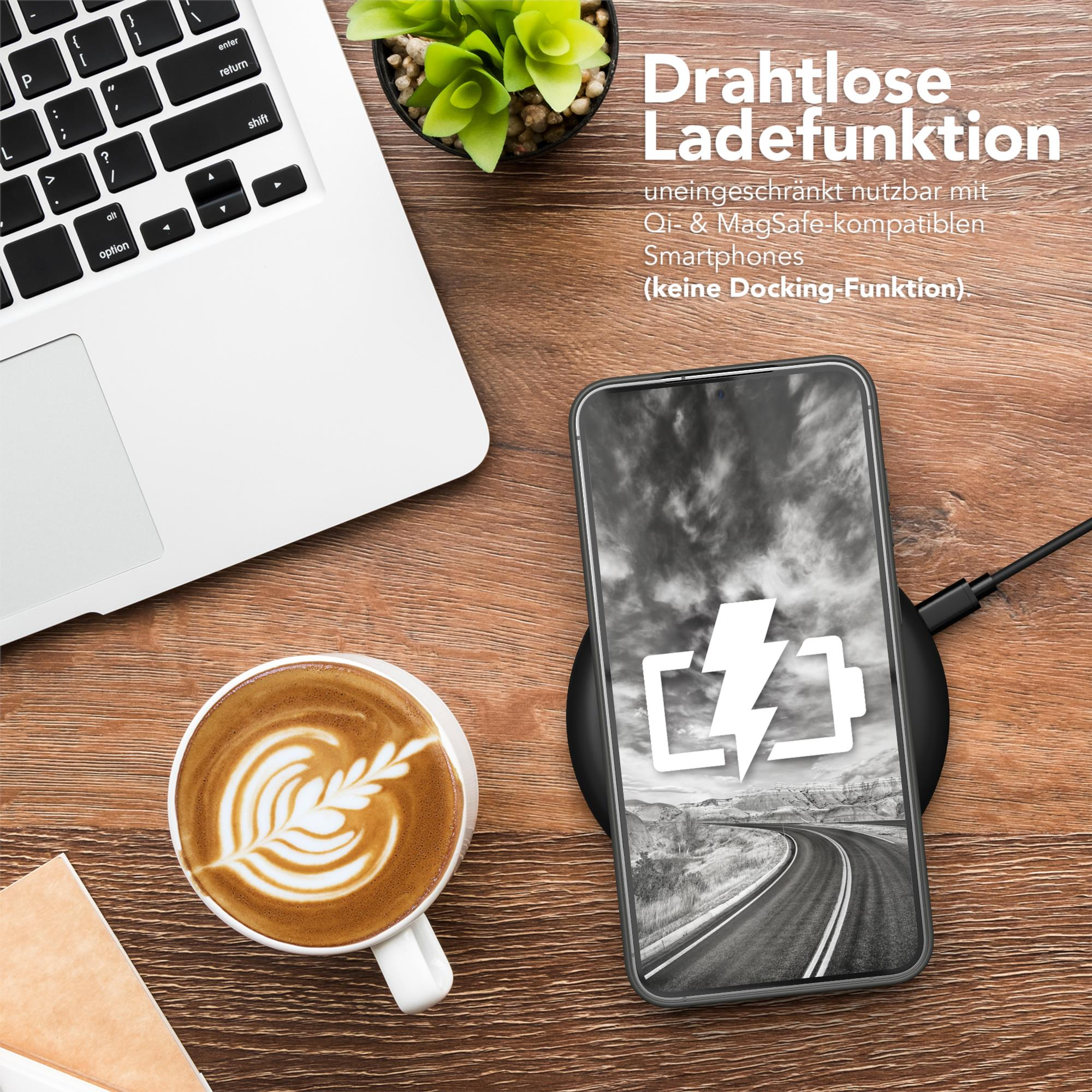 Smartphone, das auf einem kabellosen Ladegerät geladen wird, neben Laptop und Kaffee.