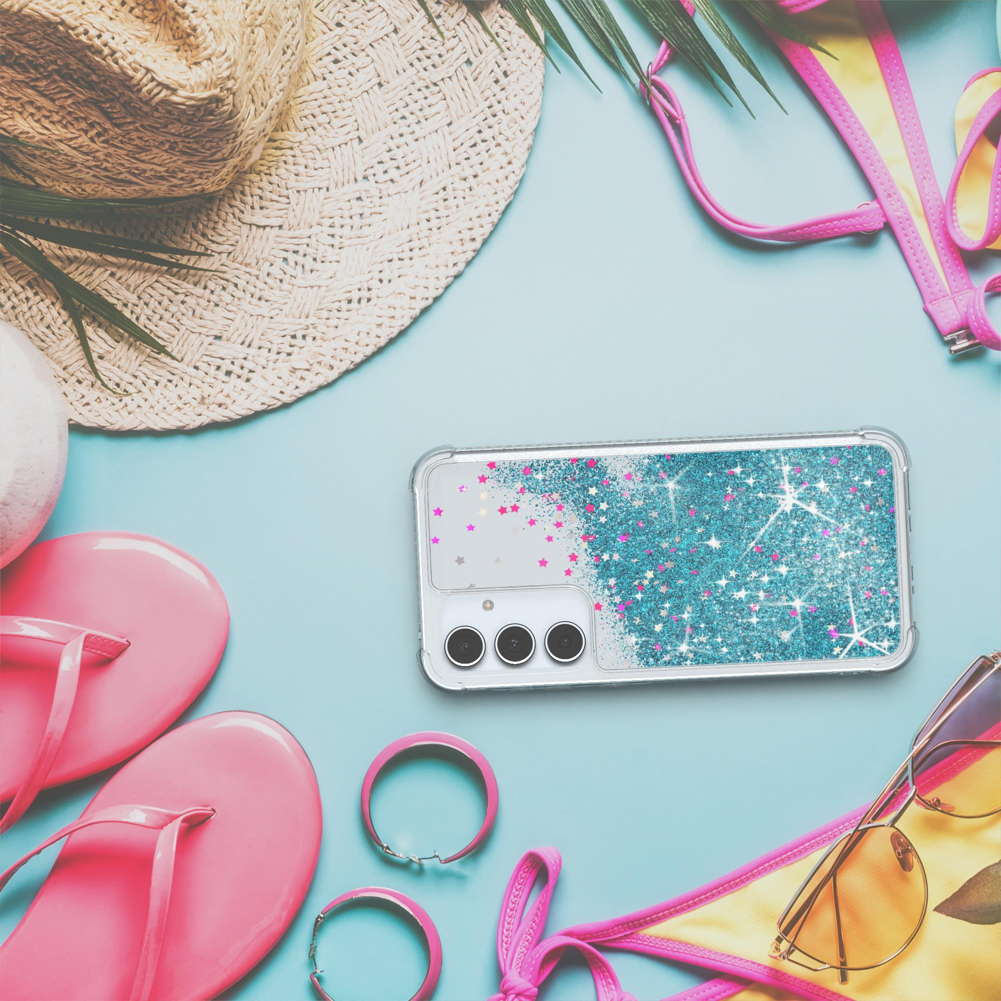 Handyhülle mit Glitzer, Sonnenbrille, Hut, Flip-Flops und Armbändern auf einer blauen Oberfläche.