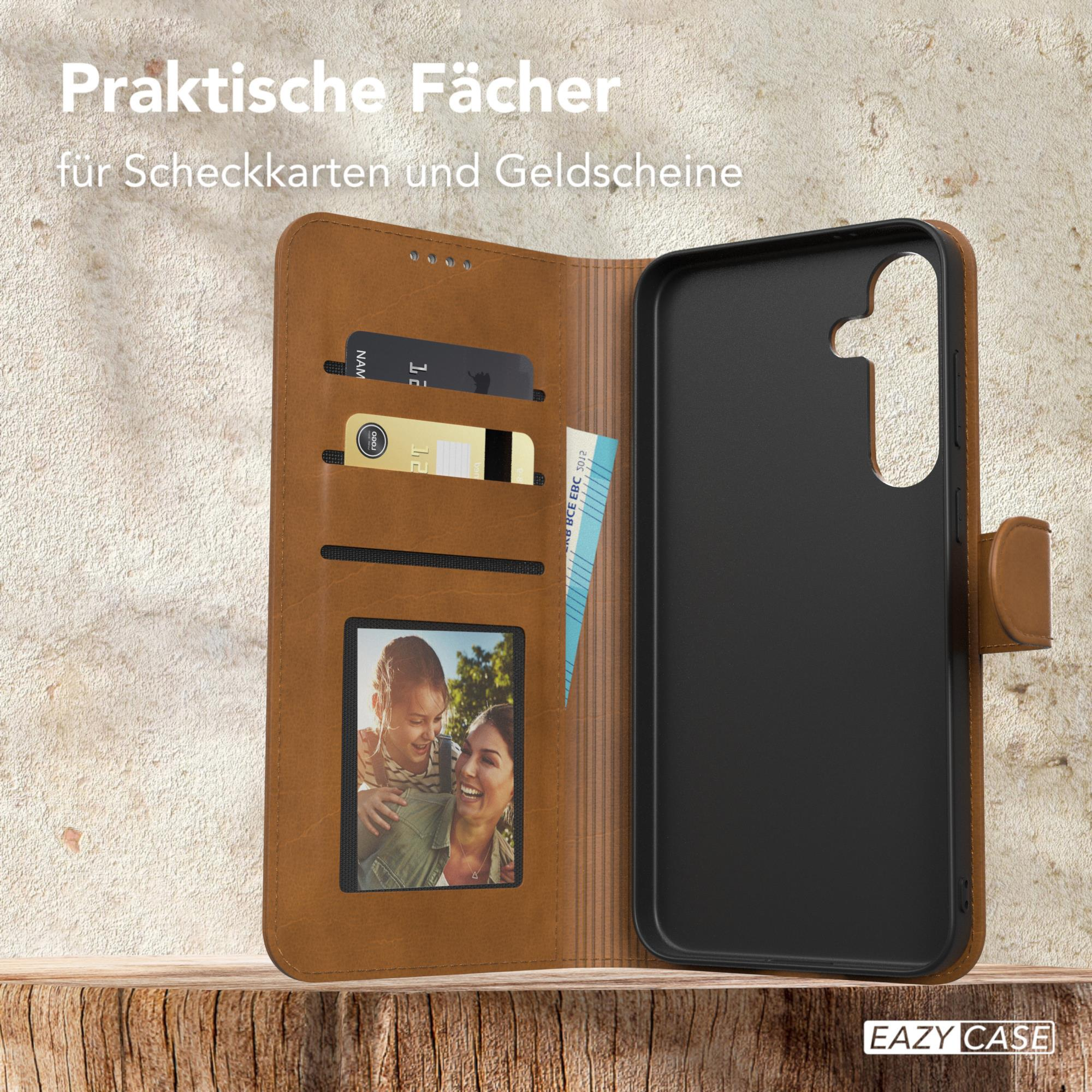 Eine geöffnete braune Handyhülle mit Kartenfächern und einem Bild eines Paares. Deutscher Text: Praktische Fächer.