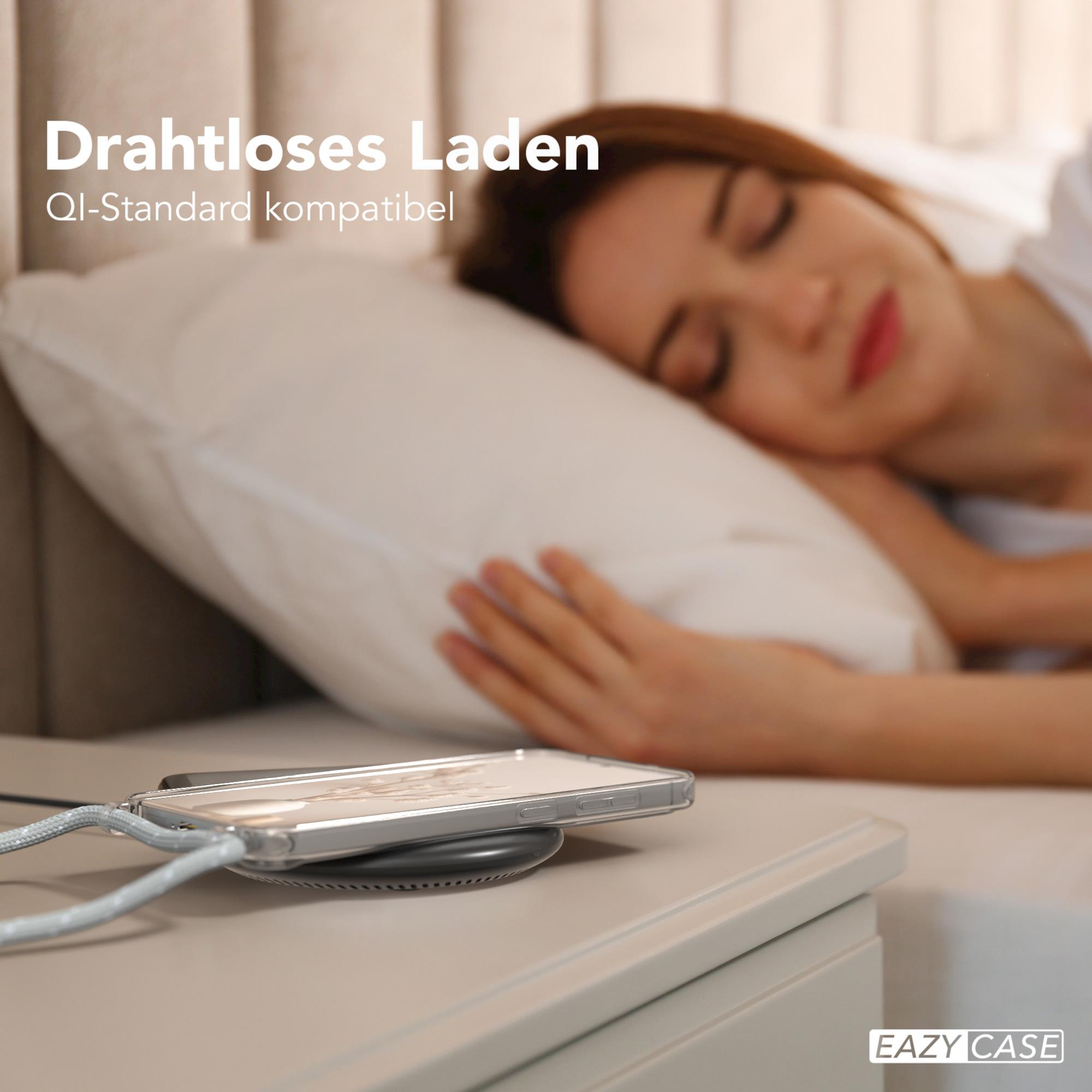 Schlafende Frau in der Nähe eines Telefons, das kabellos auf einem Nachttisch geladen wird. Das Telefon hat eine Hülle.