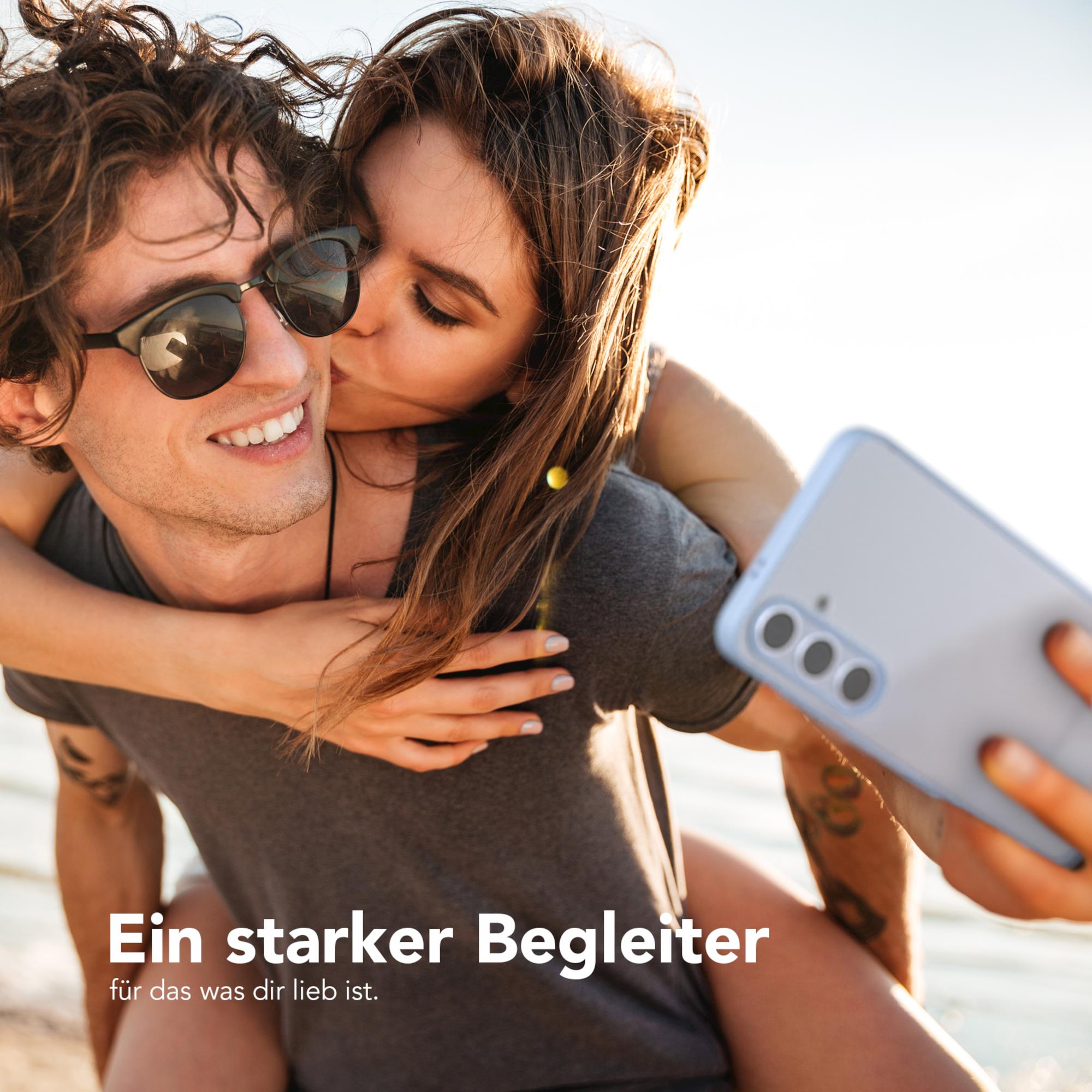 Paar macht Selfie, Frau küsst Mann auf die Wange.